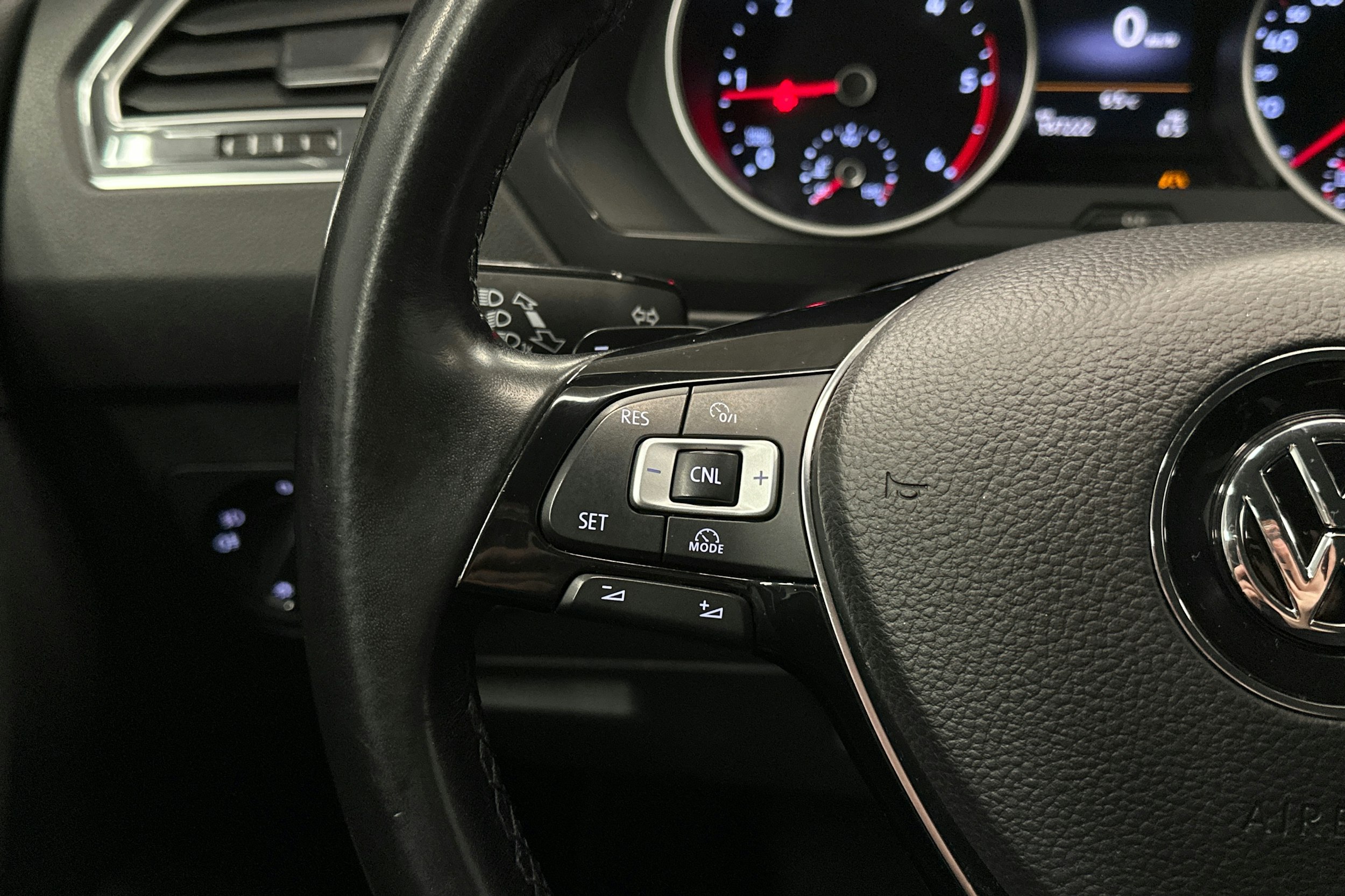 harmaa Volkswagen Tiguan 2016 kuva 18.