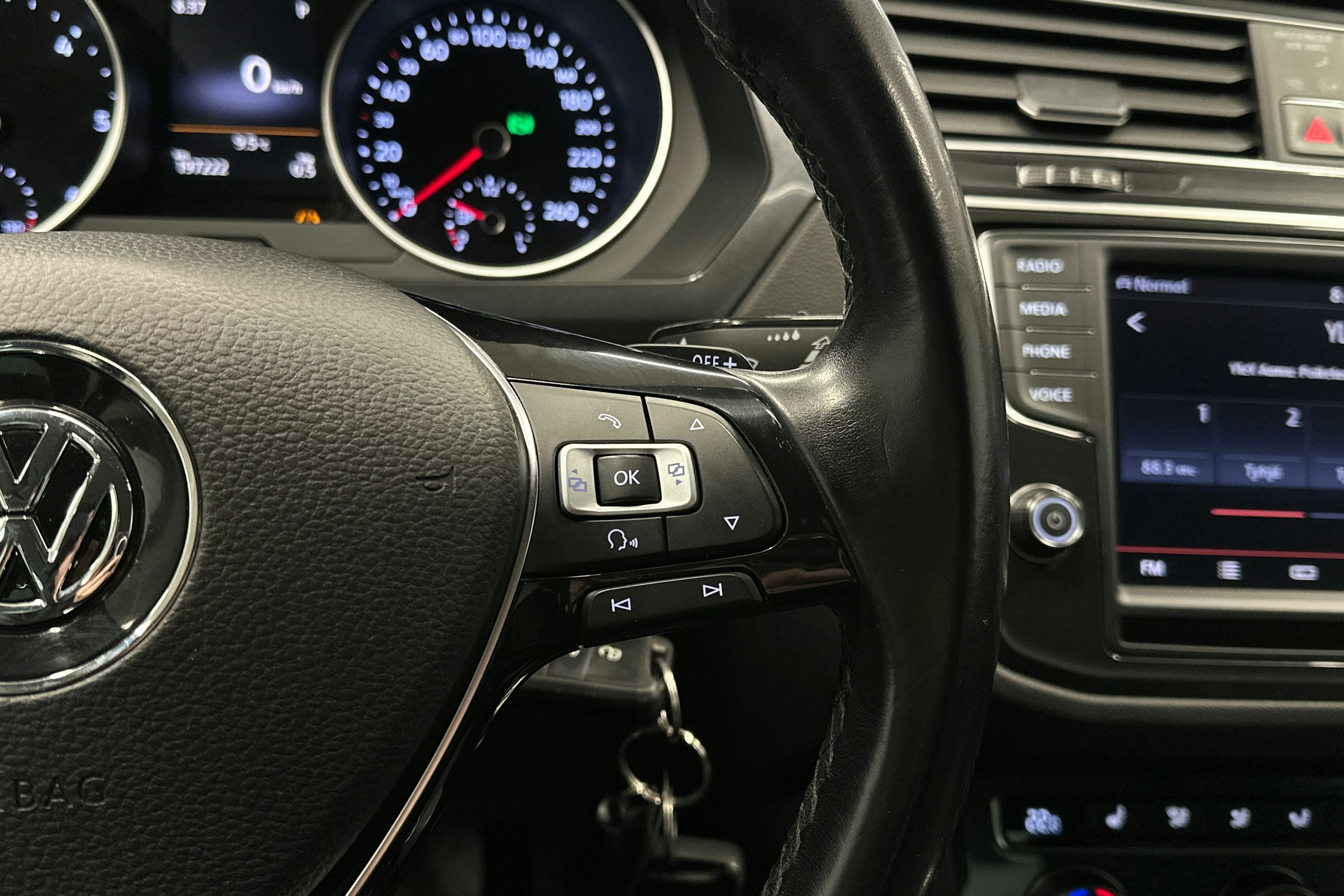 harmaa Volkswagen Tiguan 2016 kuva 19.