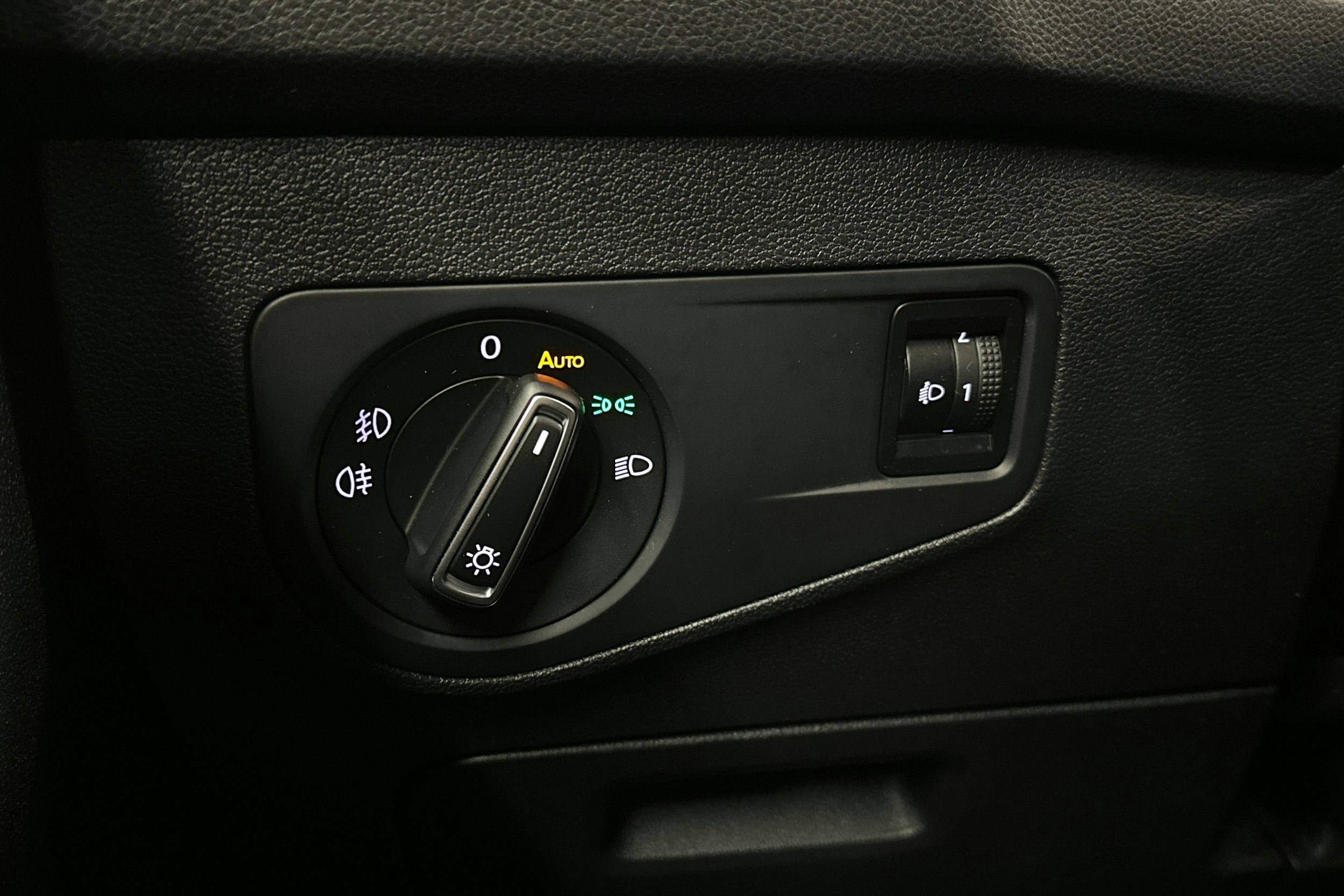 harmaa Volkswagen Tiguan 2016 kuva 20.