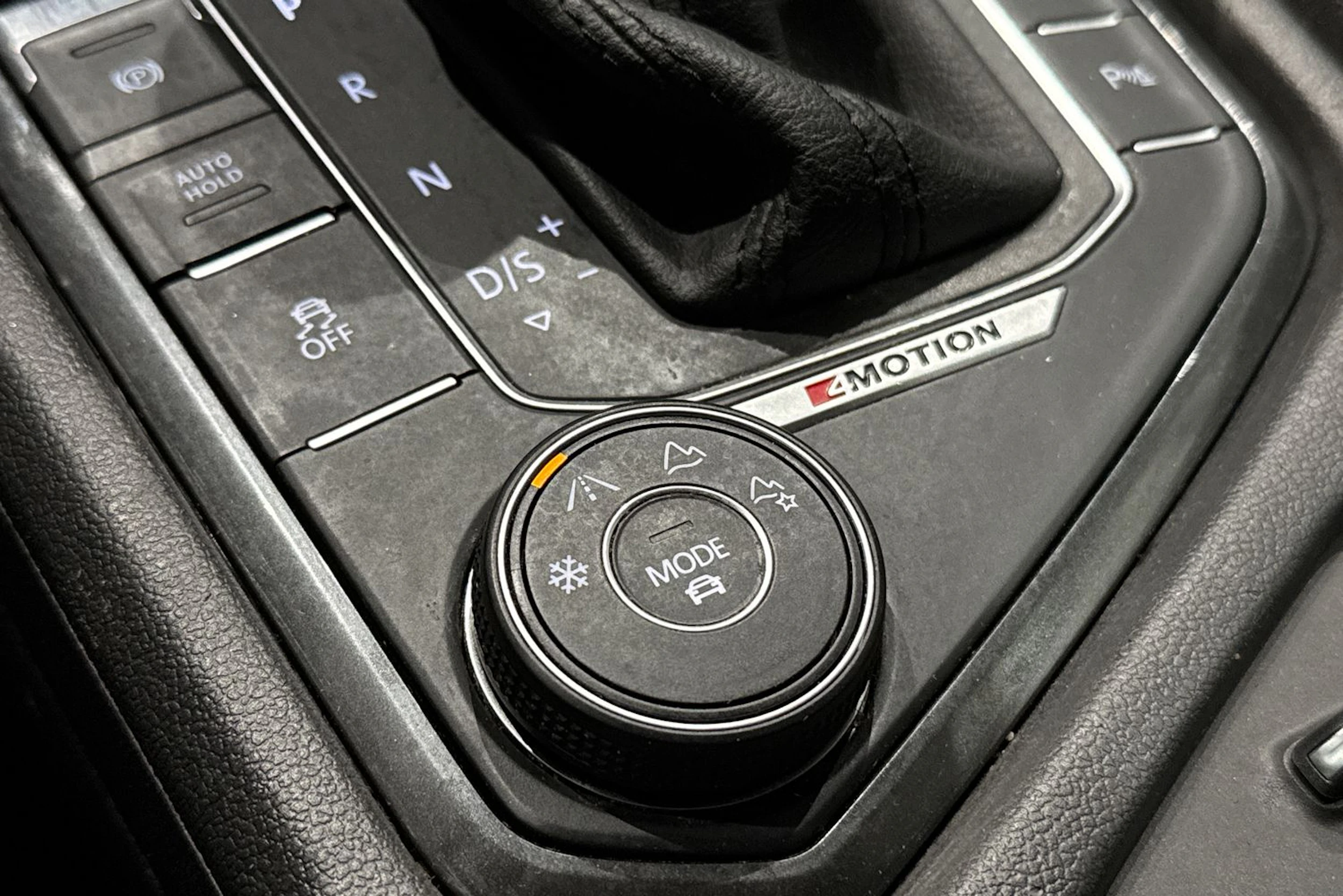 punainen Volkswagen Tiguan 2017 kuva 22.