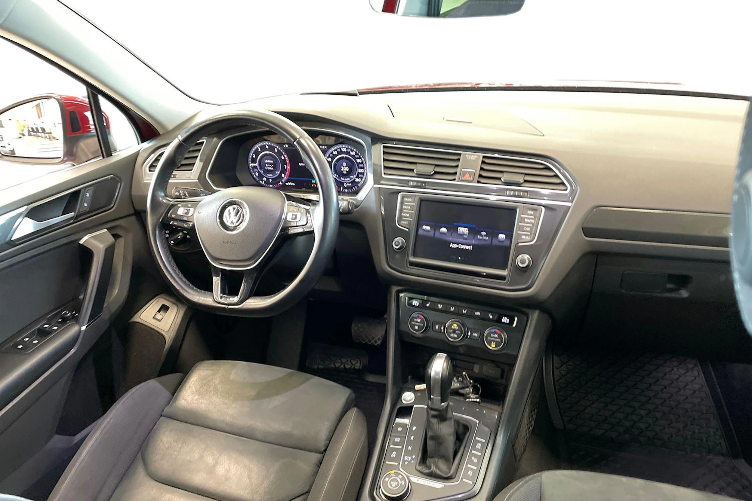 punainen Volkswagen Tiguan 2017 kuva 7.