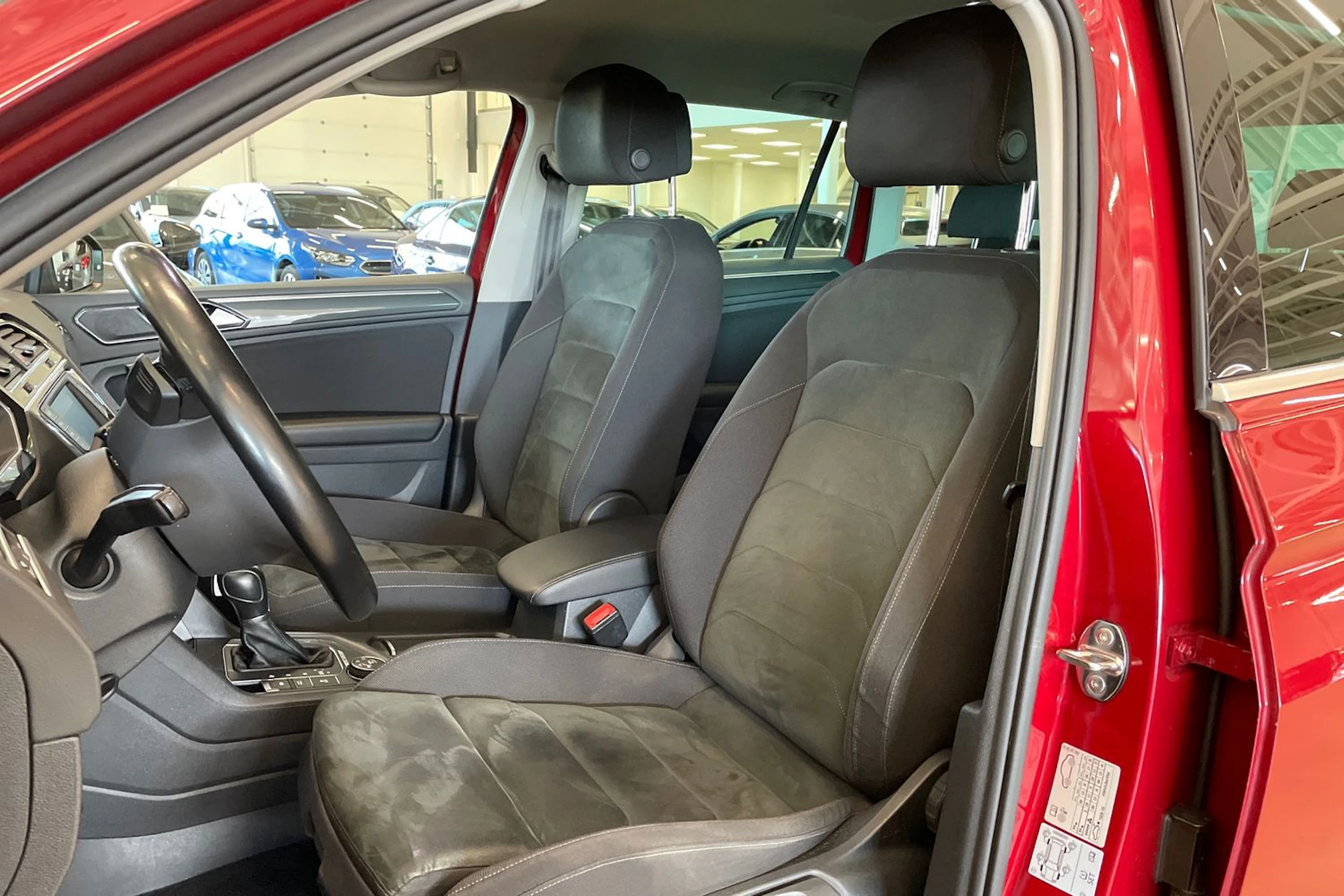 punainen Volkswagen Tiguan 2017 kuva 11.