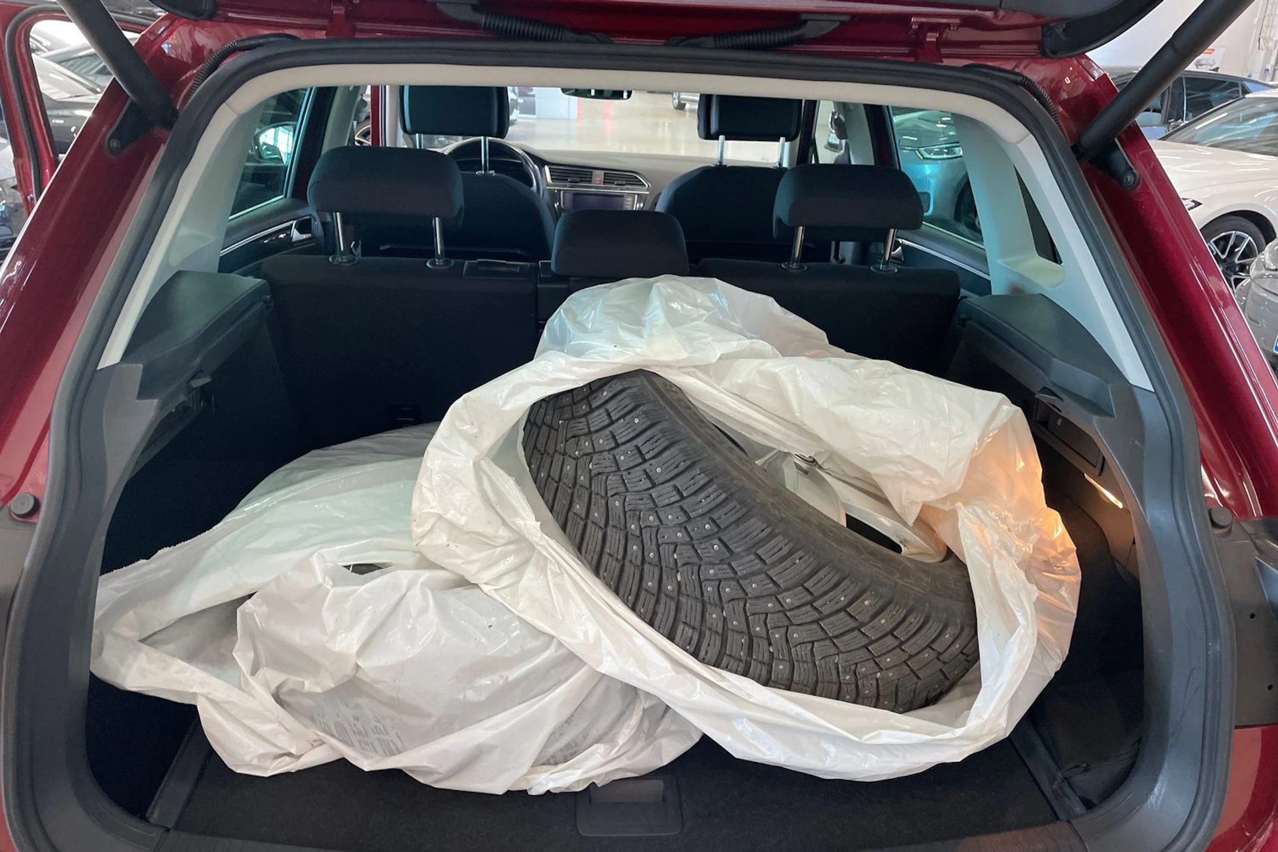 punainen Volkswagen Tiguan 2017 kuva 35.