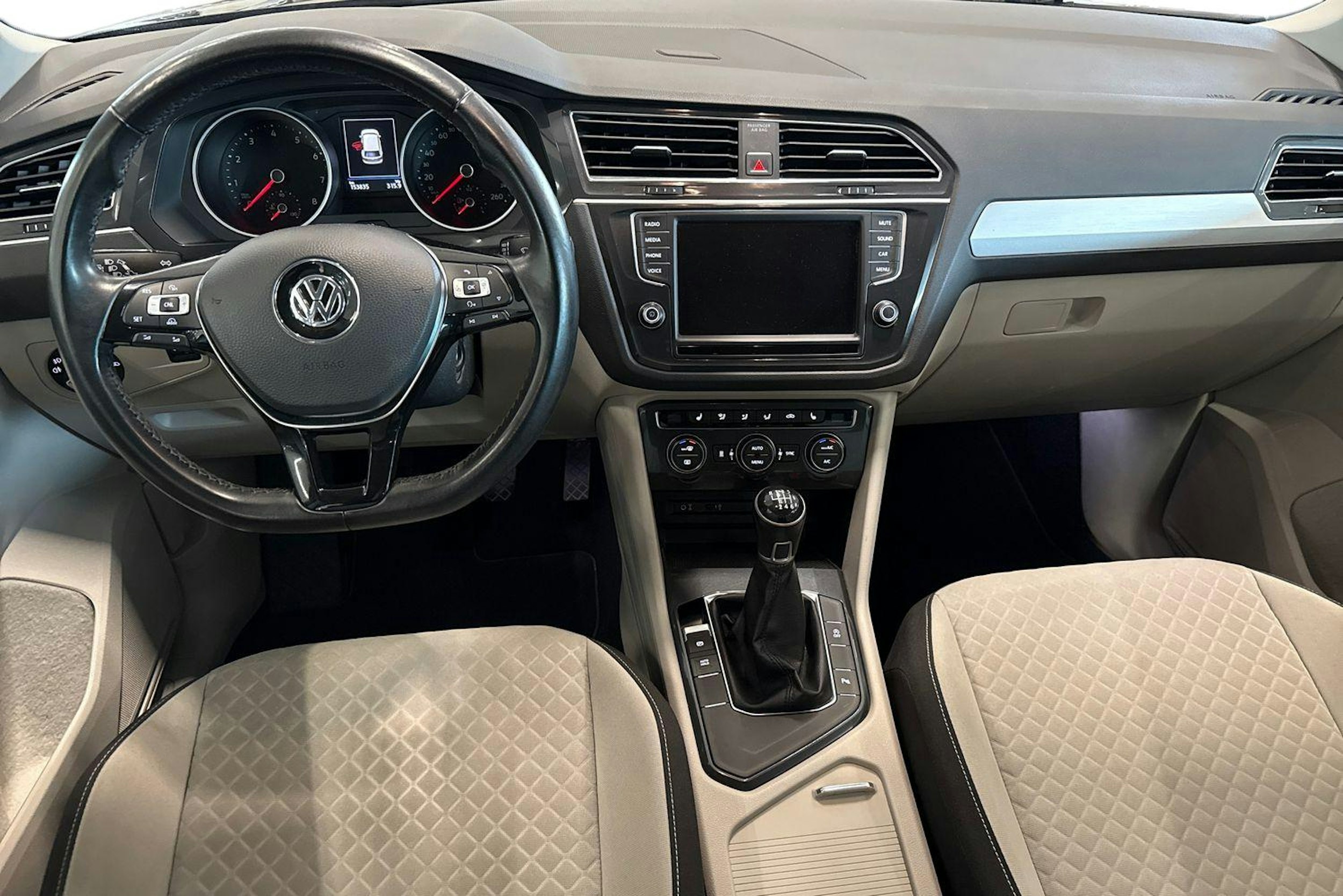 musta Volkswagen Tiguan 2016 kuva 7.