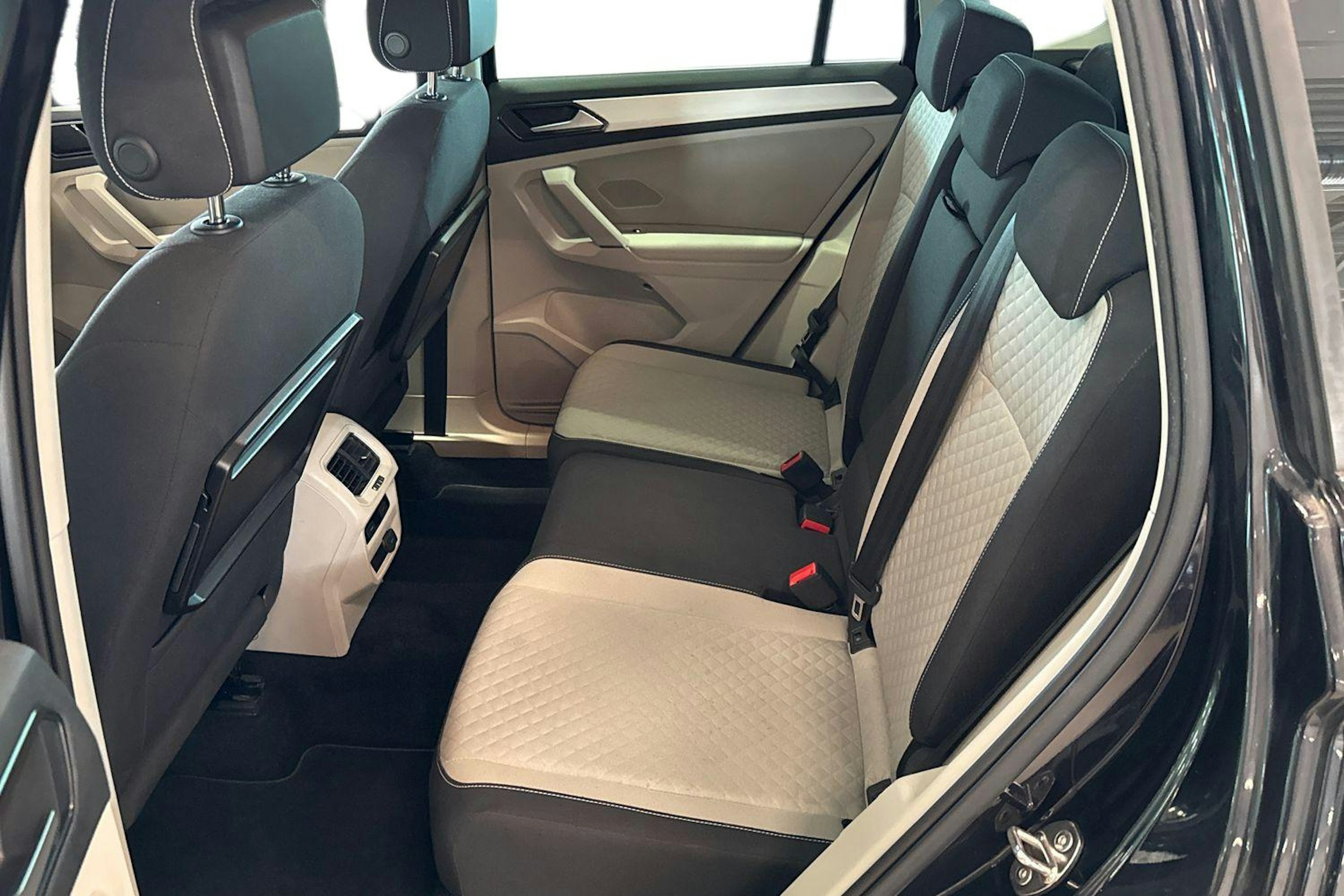 musta Volkswagen Tiguan 2016 kuva 8.