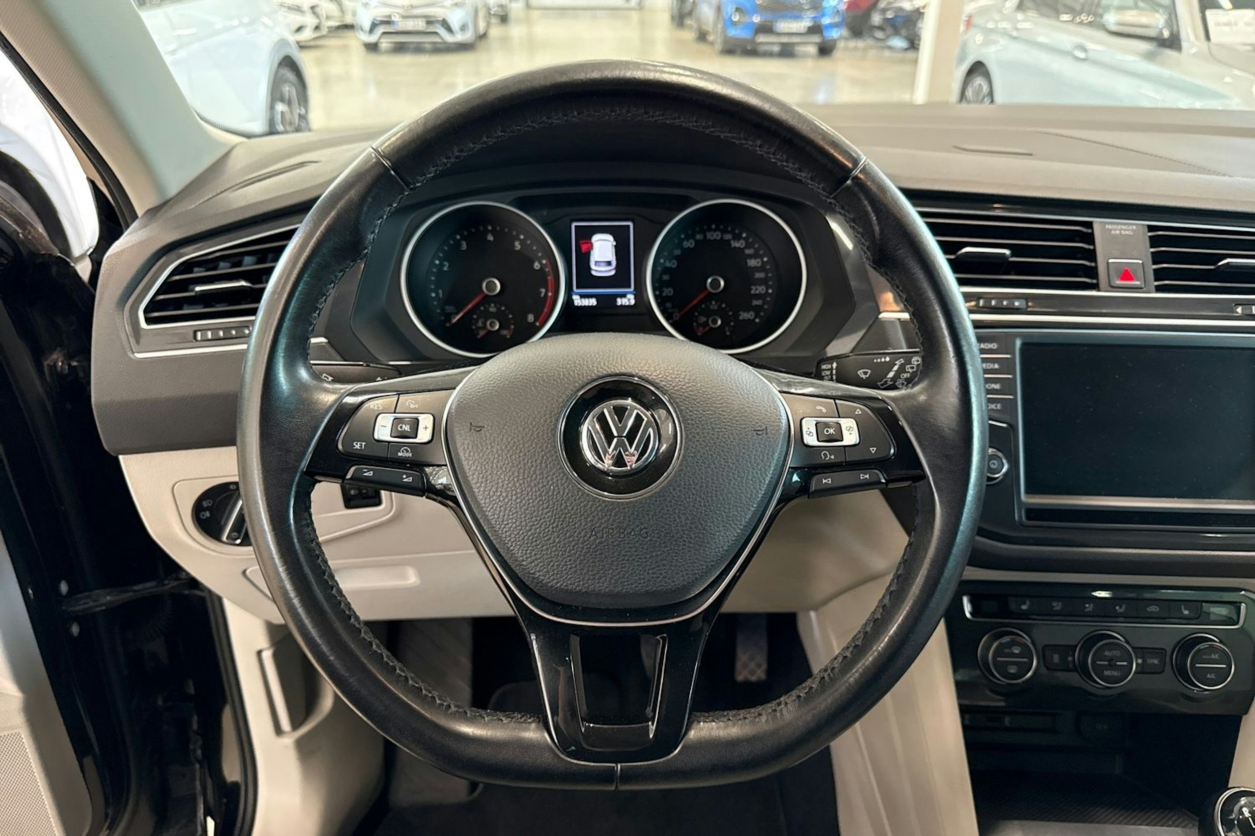 musta Volkswagen Tiguan 2016 kuva 16.