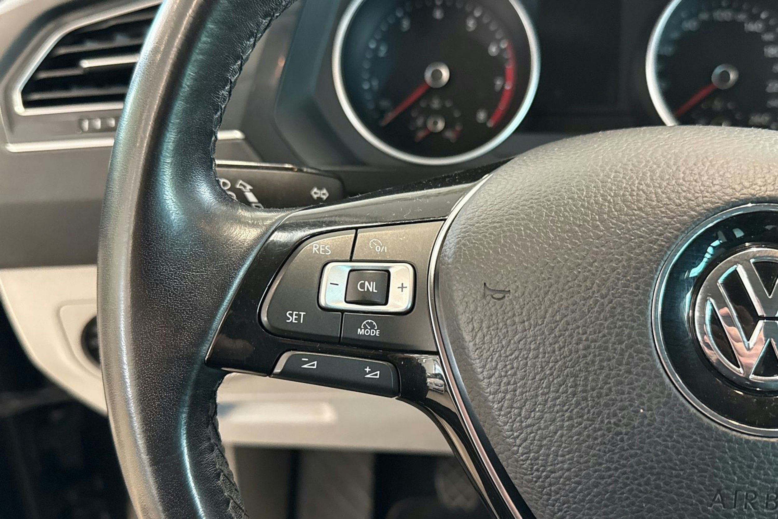 musta Volkswagen Tiguan 2016 kuva 17.