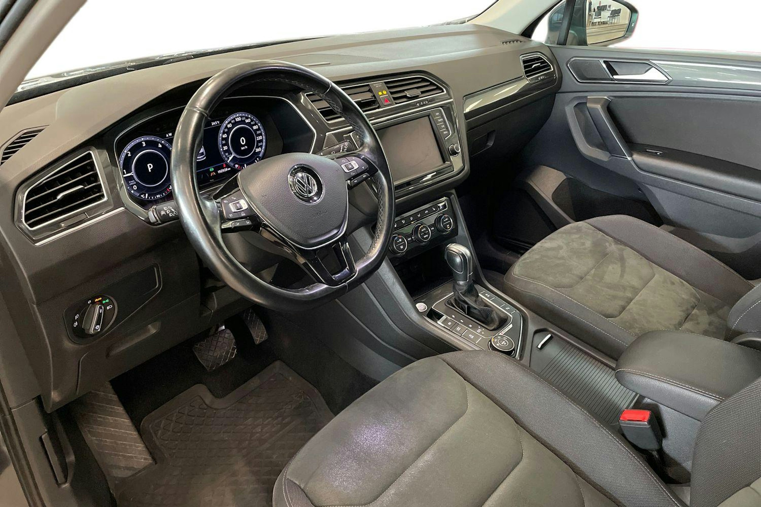 harmaa Volkswagen Tiguan 2016 kuva 6.