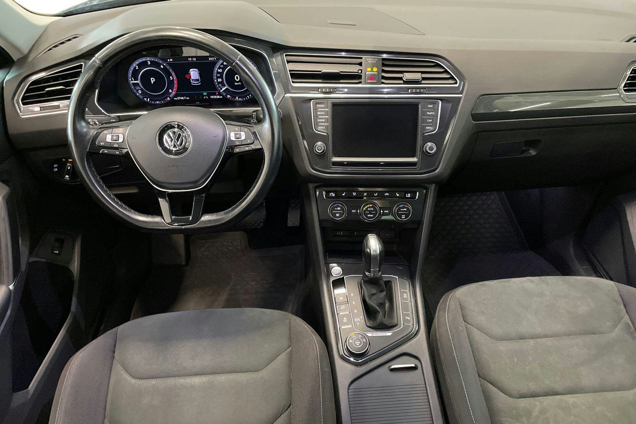 harmaa Volkswagen Tiguan 2016 kuva 7.