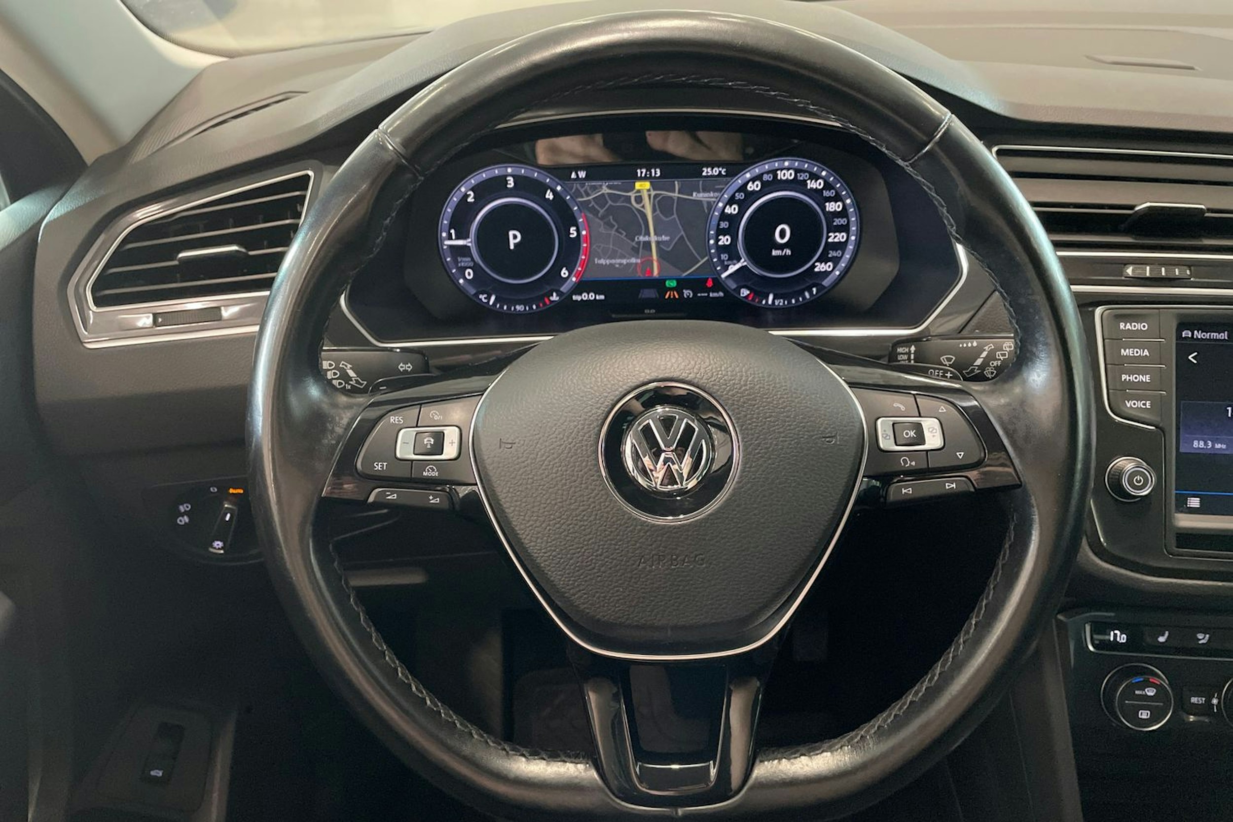 harmaa Volkswagen Tiguan 2016 kuva 11.