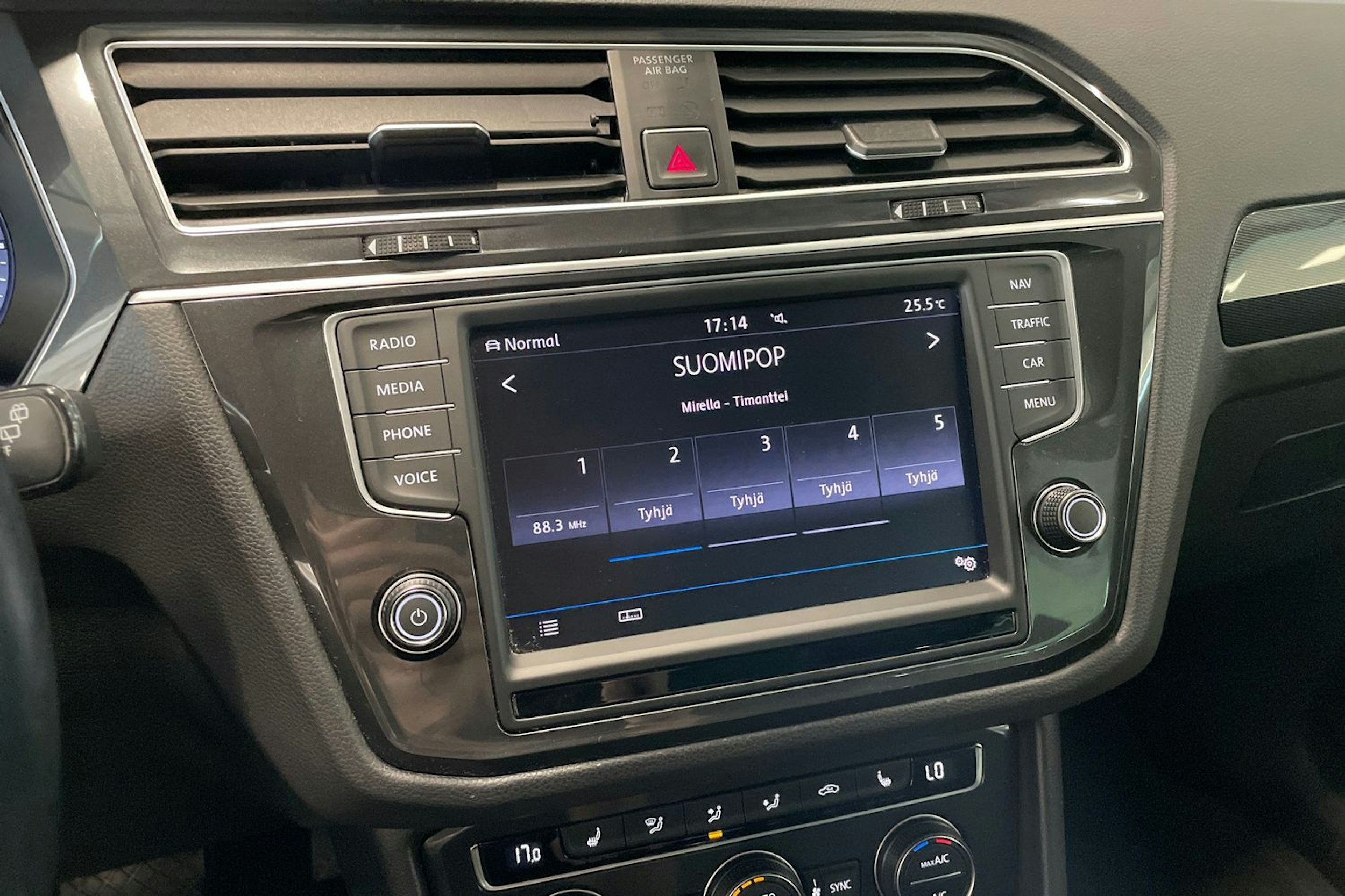 harmaa Volkswagen Tiguan 2016 kuva 19.
