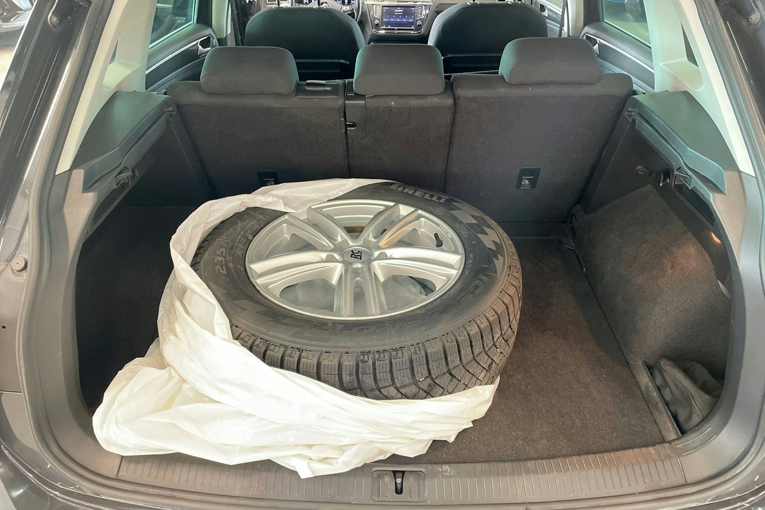 harmaa Volkswagen Tiguan 2016 kuva 24.