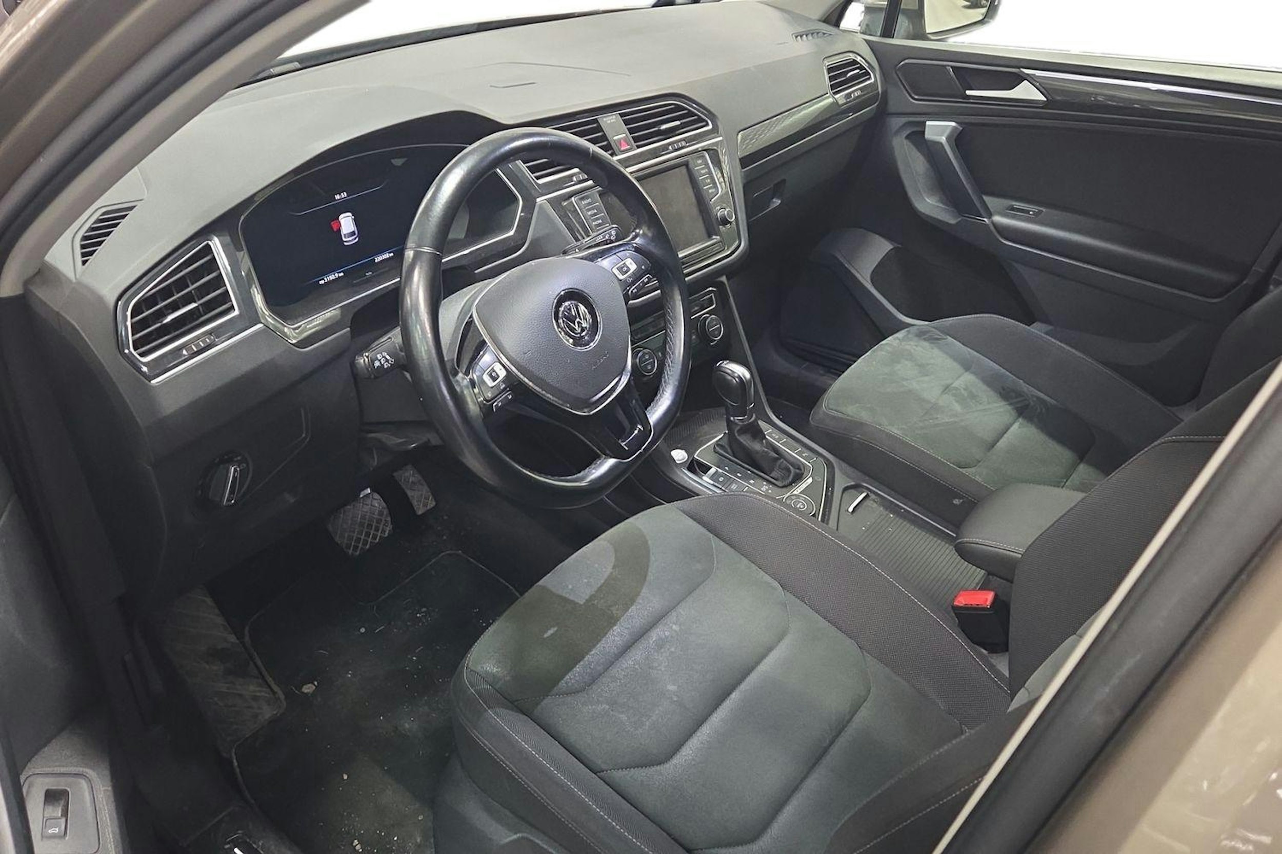 ruskea (beige) Volkswagen Tiguan 2016 kuva 3.