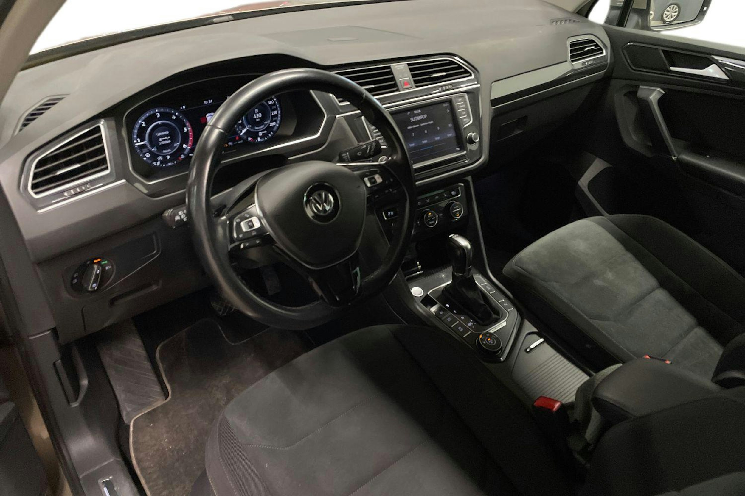 ruskea (beige) Volkswagen Tiguan 2017 kuva 6.