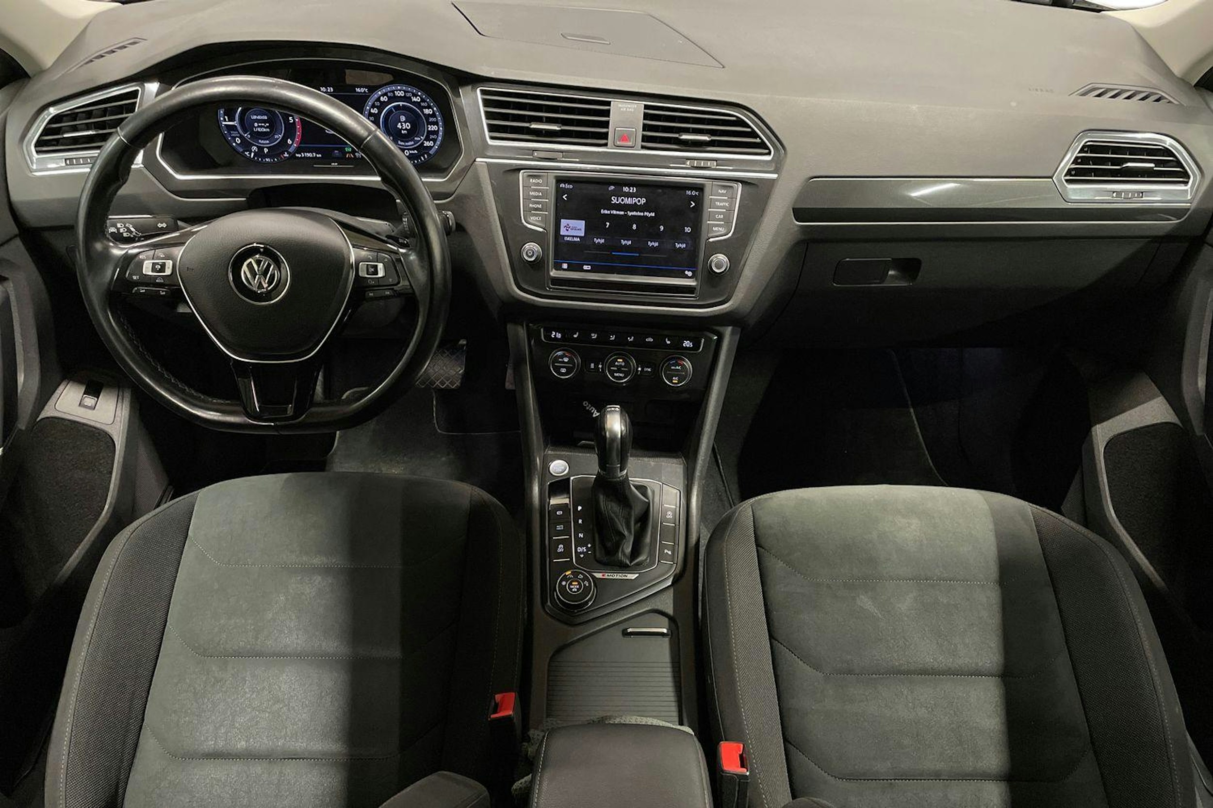 ruskea (beige) Volkswagen Tiguan 2017 kuva 7.