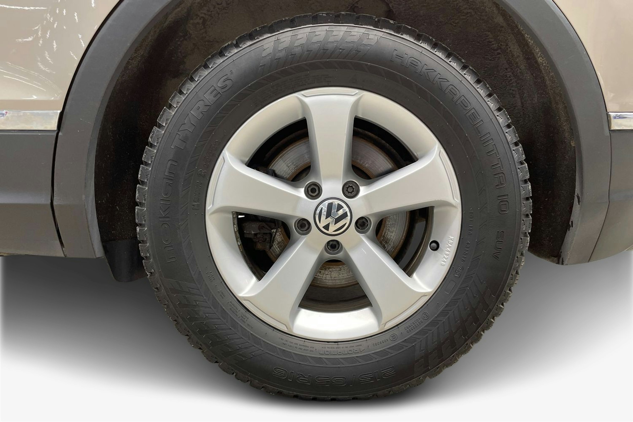 ruskea (beige) Volkswagen Tiguan 2017 kuva 9.