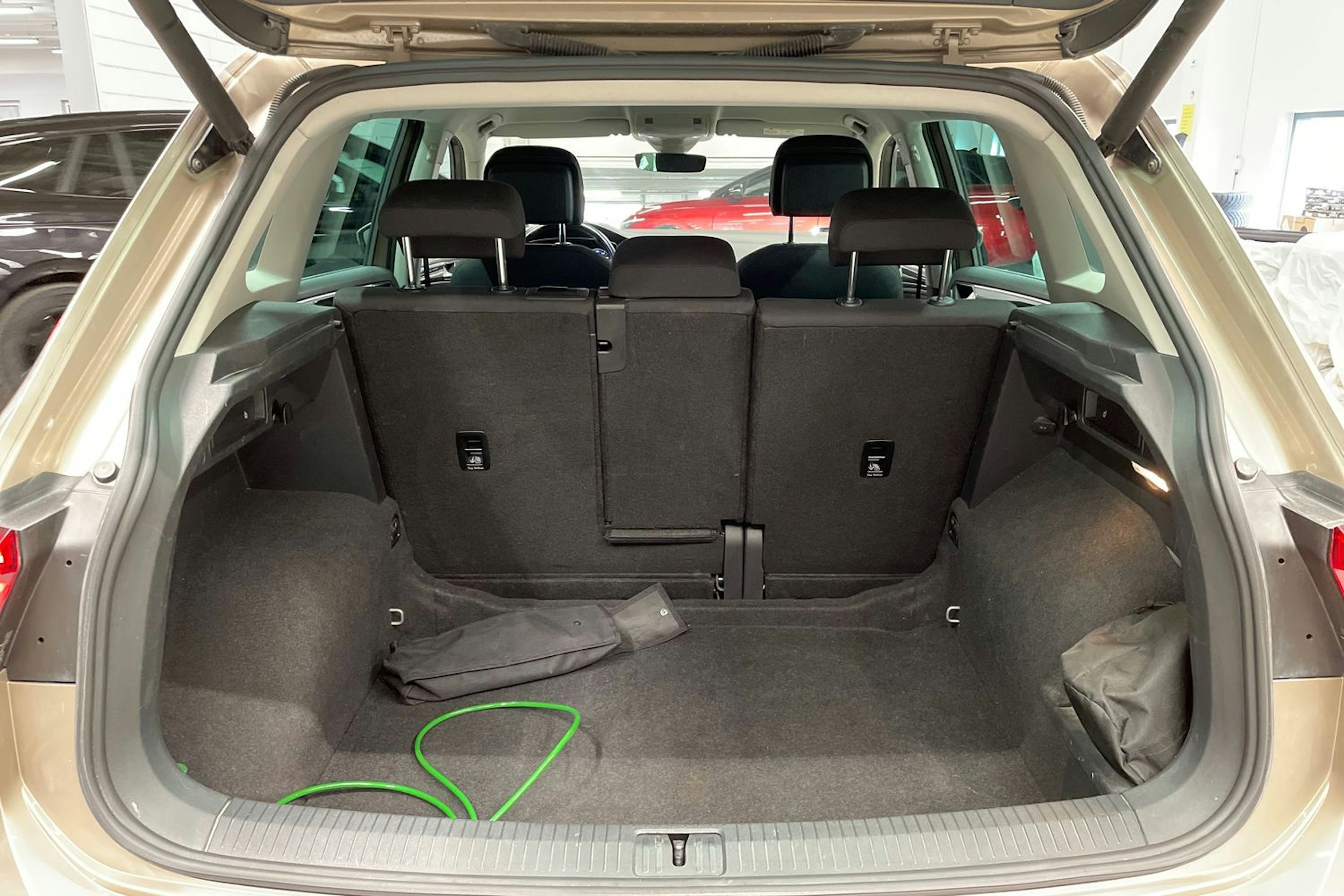 ruskea (beige) Volkswagen Tiguan 2017 kuva 12.