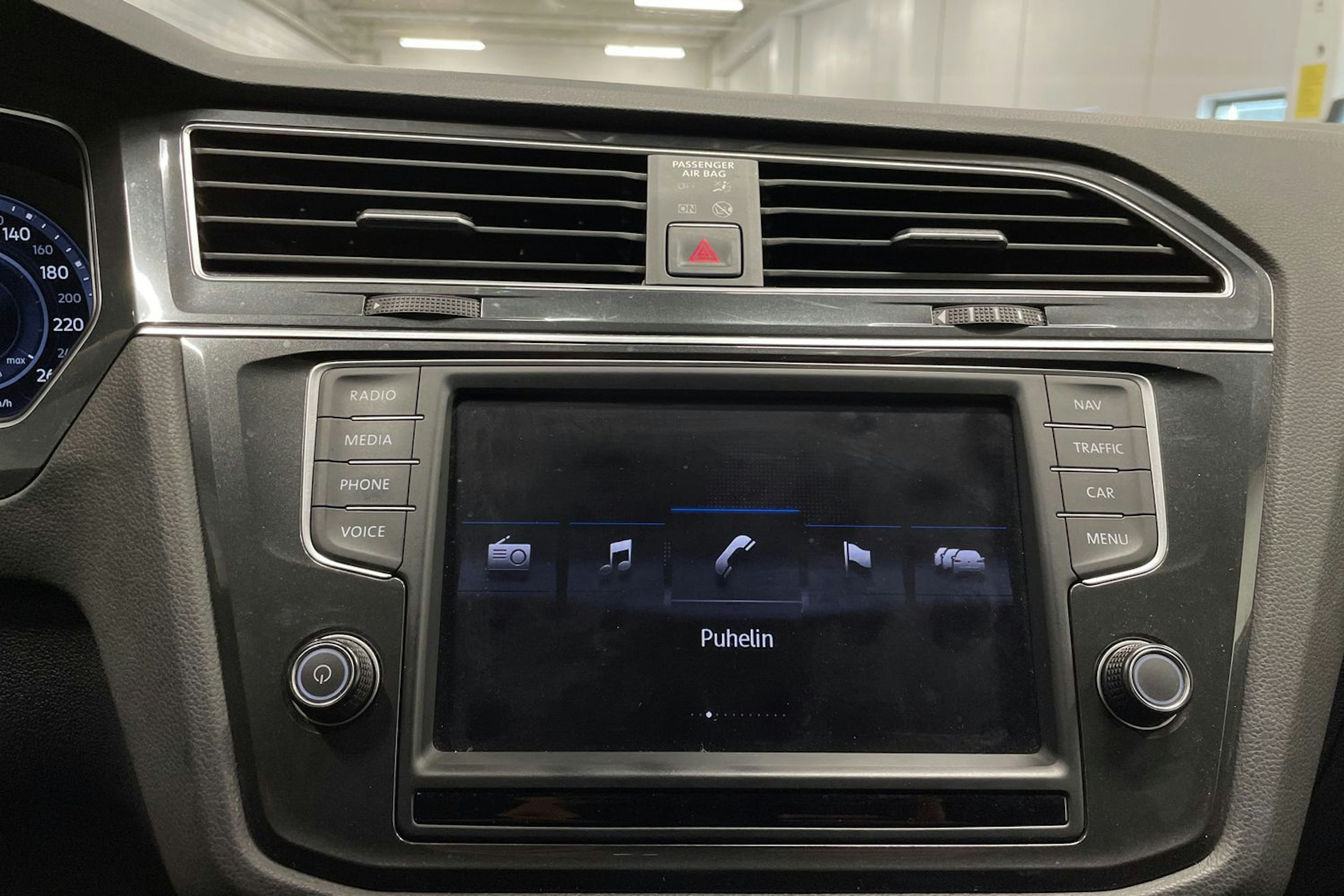 ruskea (beige) Volkswagen Tiguan 2017 kuva 14.