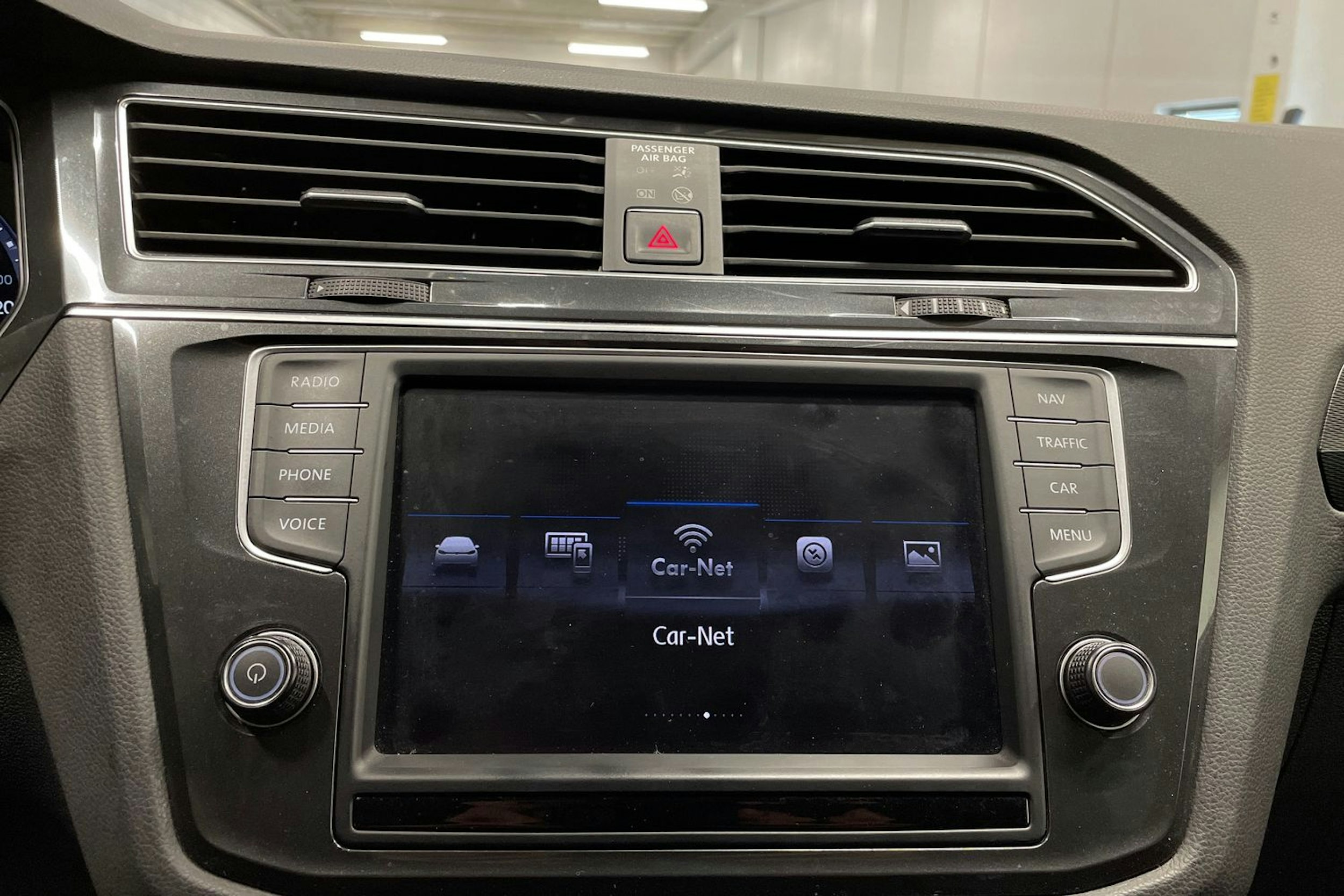 ruskea (beige) Volkswagen Tiguan 2017 kuva 15.