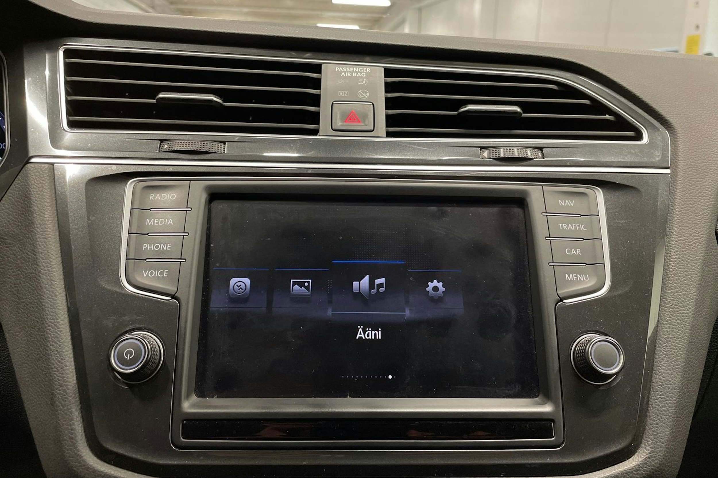 ruskea (beige) Volkswagen Tiguan 2017 kuva 16.