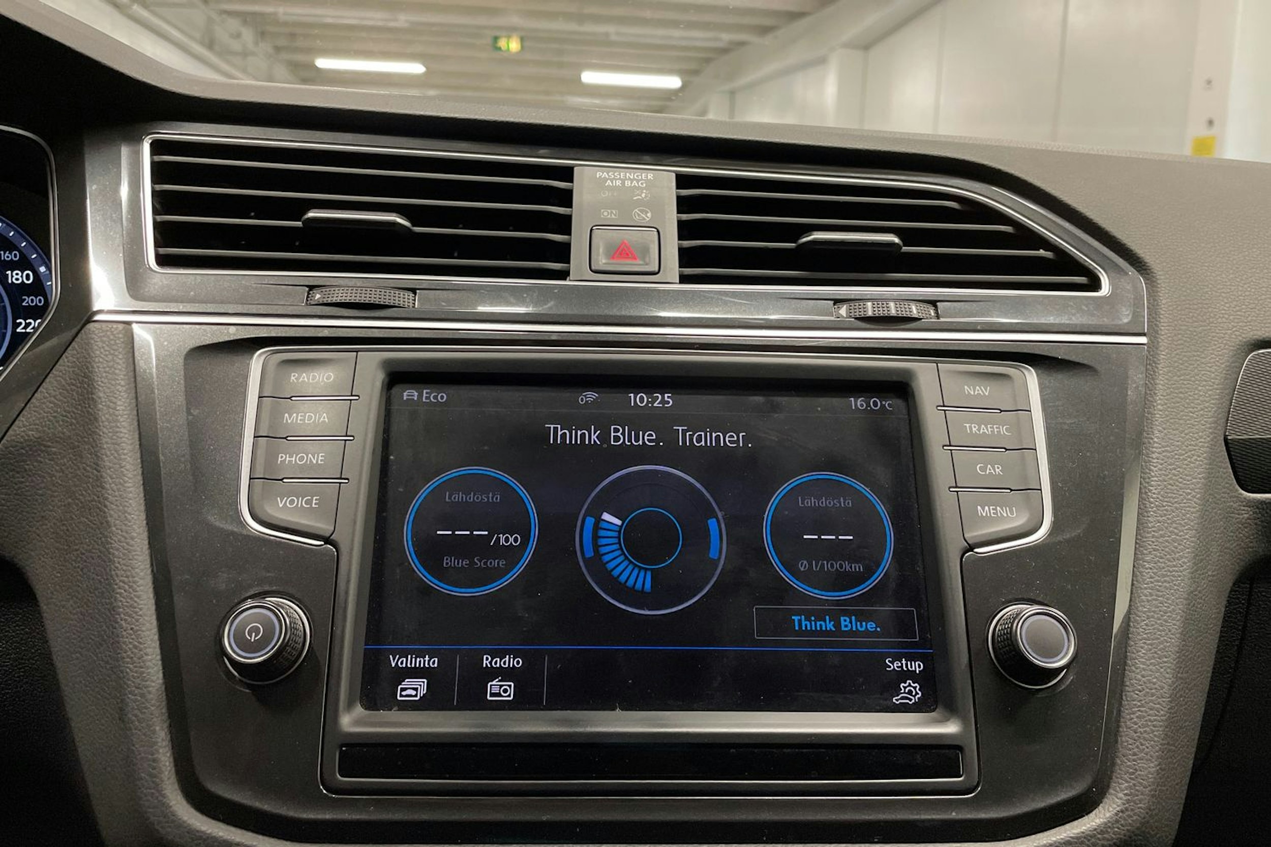 ruskea (beige) Volkswagen Tiguan 2017 kuva 17.