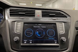 ruskea (beige) Volkswagen Tiguan 2017 kuva 17.