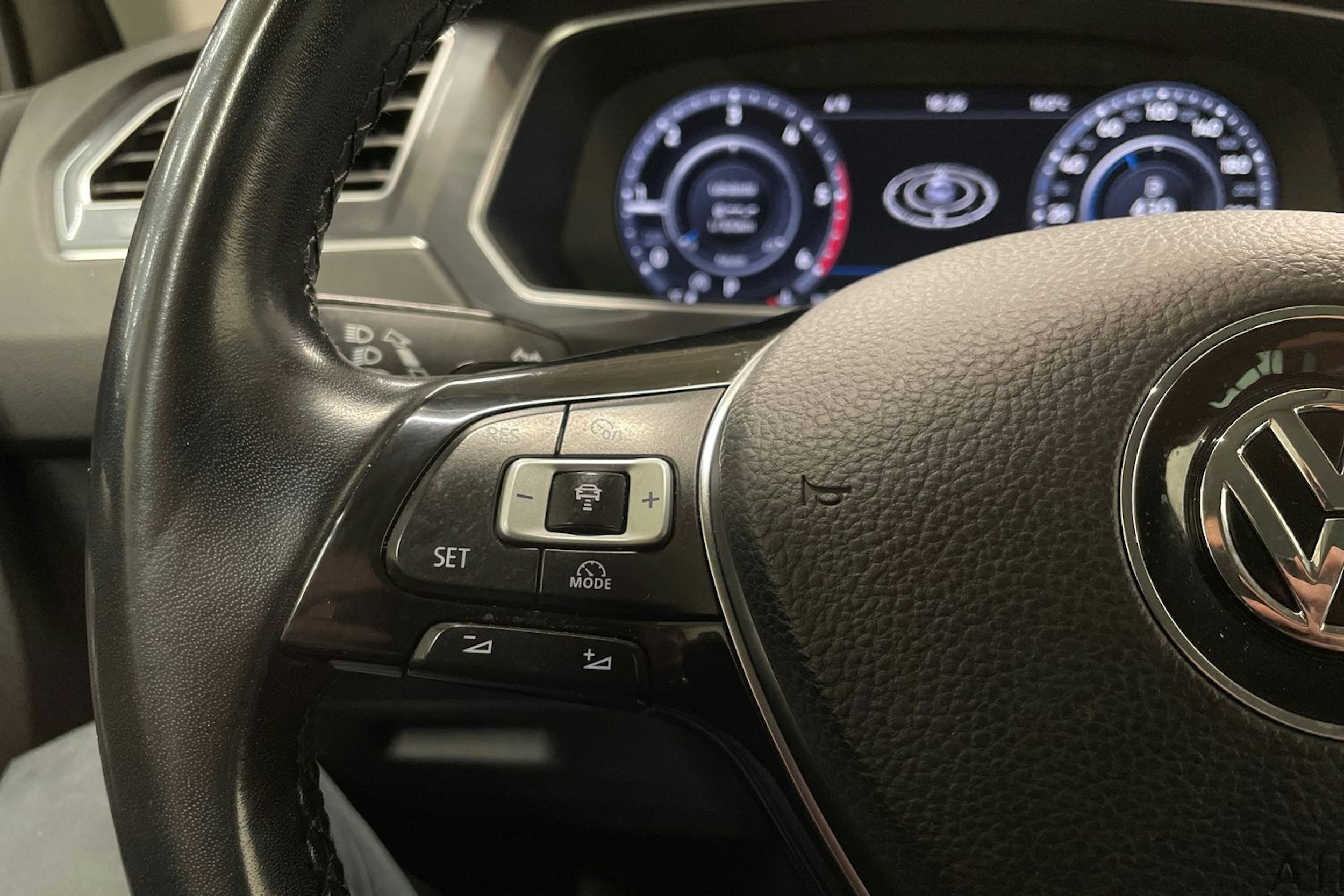 ruskea (beige) Volkswagen Tiguan 2017 kuva 21.