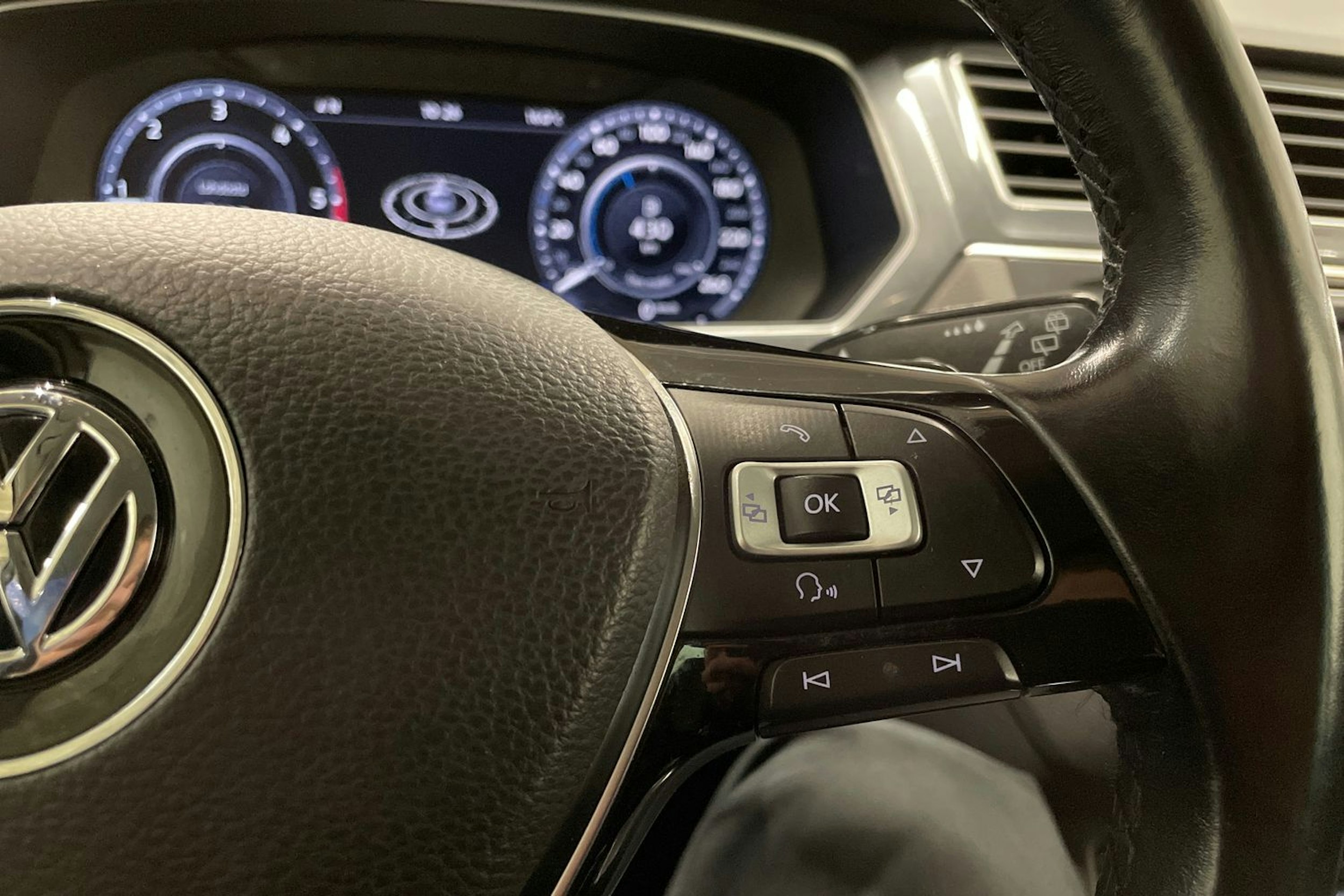 ruskea (beige) Volkswagen Tiguan 2017 kuva 22.