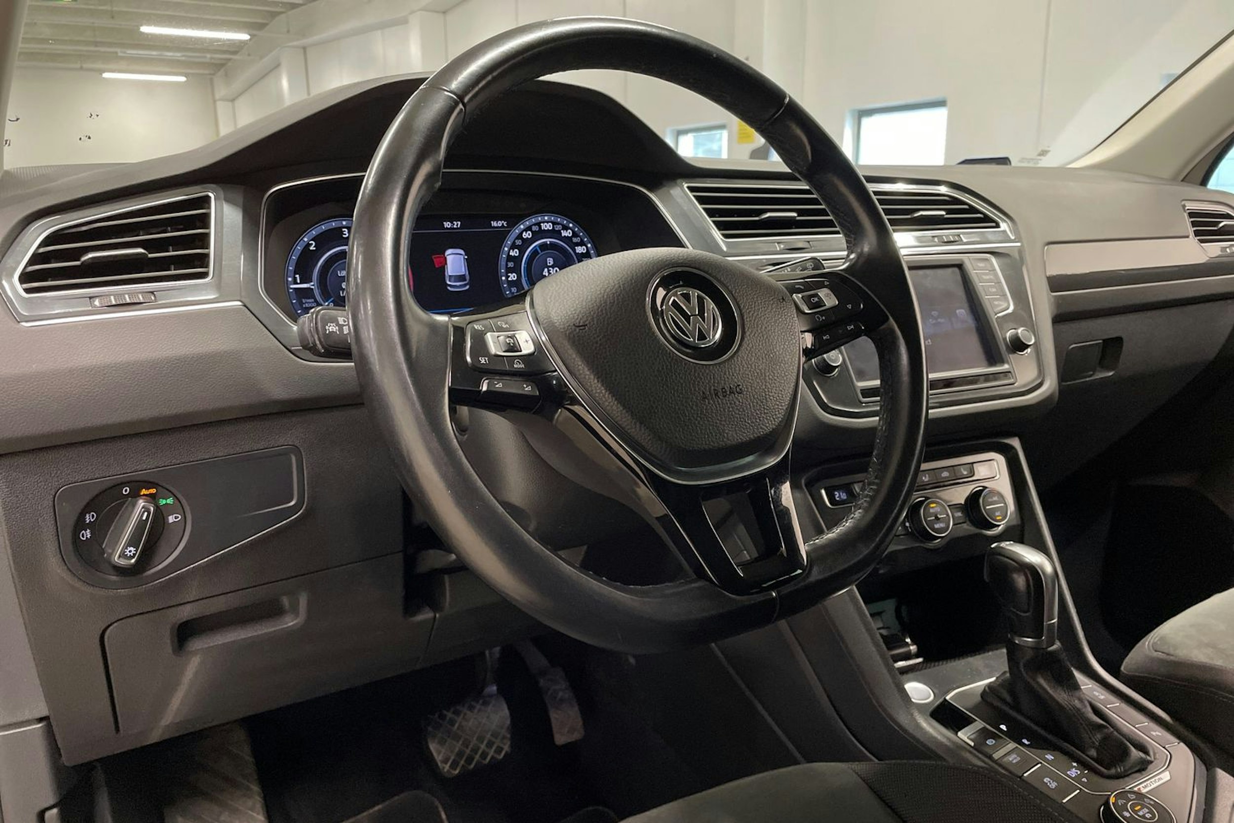 ruskea (beige) Volkswagen Tiguan 2017 kuva 24.