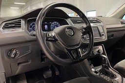 ruskea (beige) Volkswagen Tiguan 2017 kuva 24.