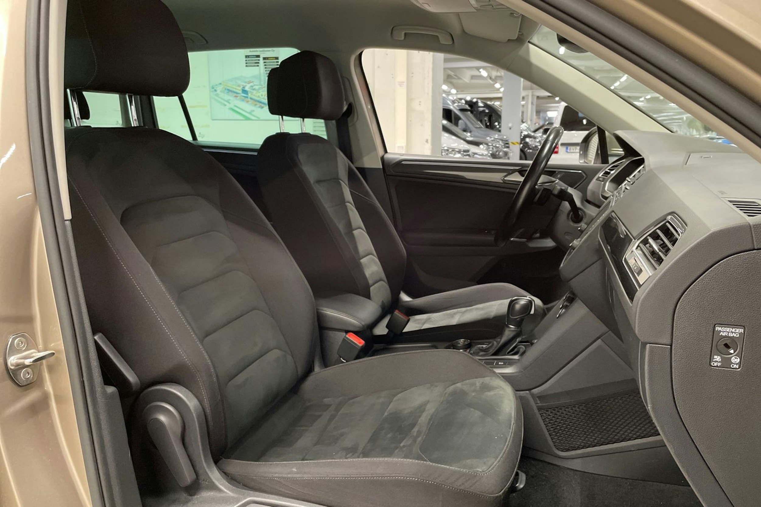 ruskea (beige) Volkswagen Tiguan 2017 kuva 25.