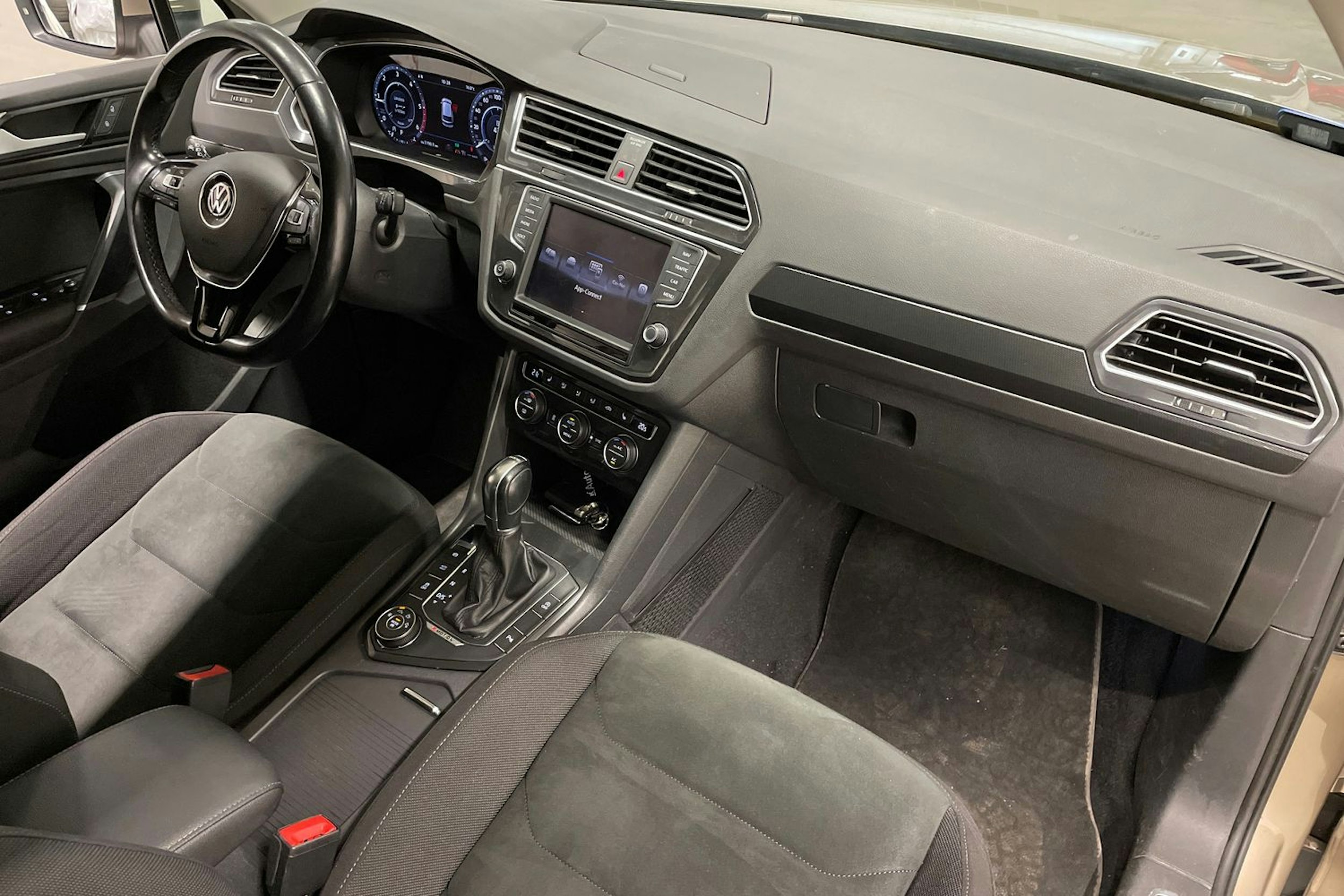 ruskea (beige) Volkswagen Tiguan 2017 kuva 26.