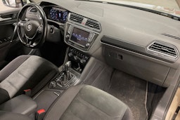 ruskea (beige) Volkswagen Tiguan 2017 kuva 26.