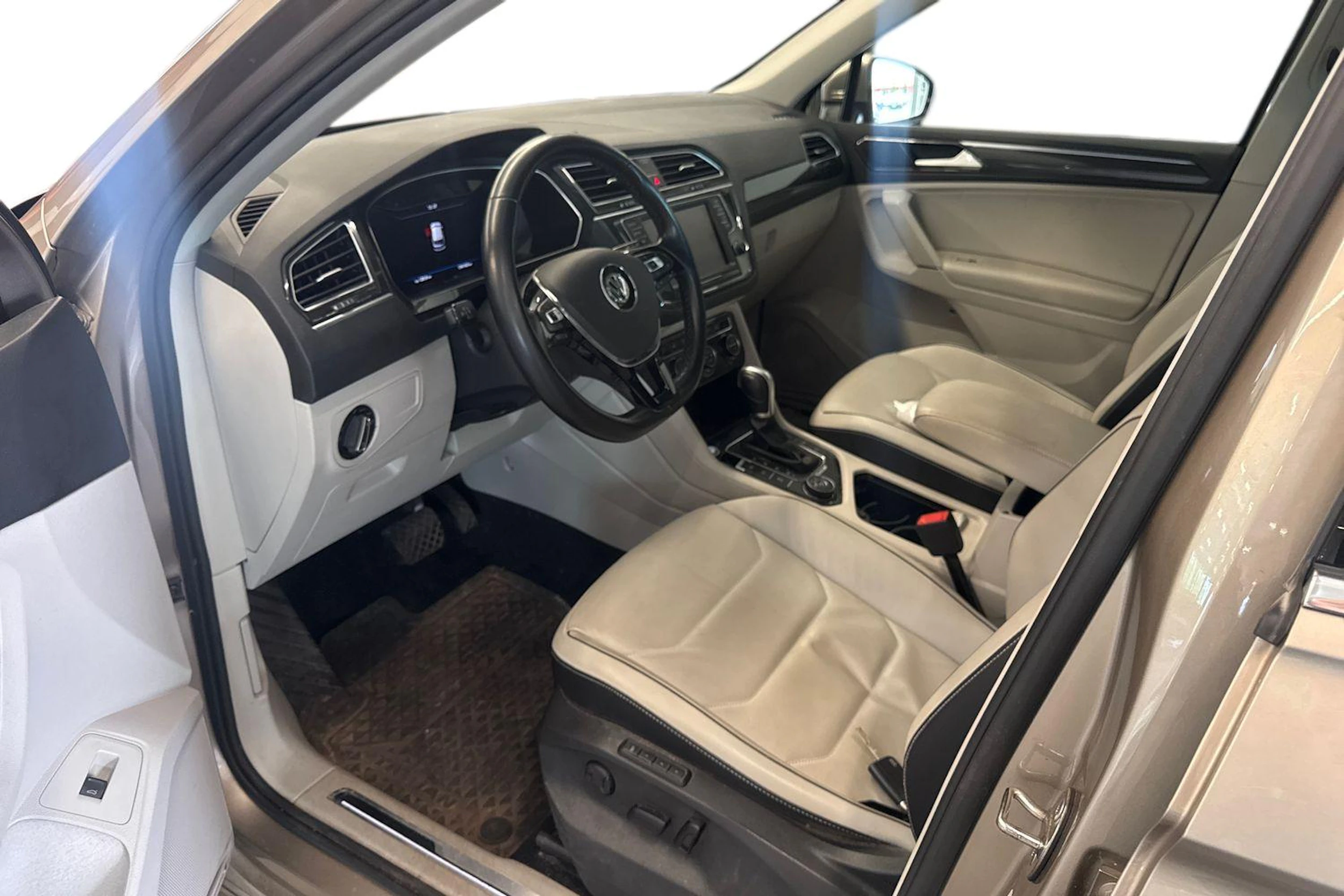 ruskea (beige) Volkswagen Tiguan 2016 kuva 3.