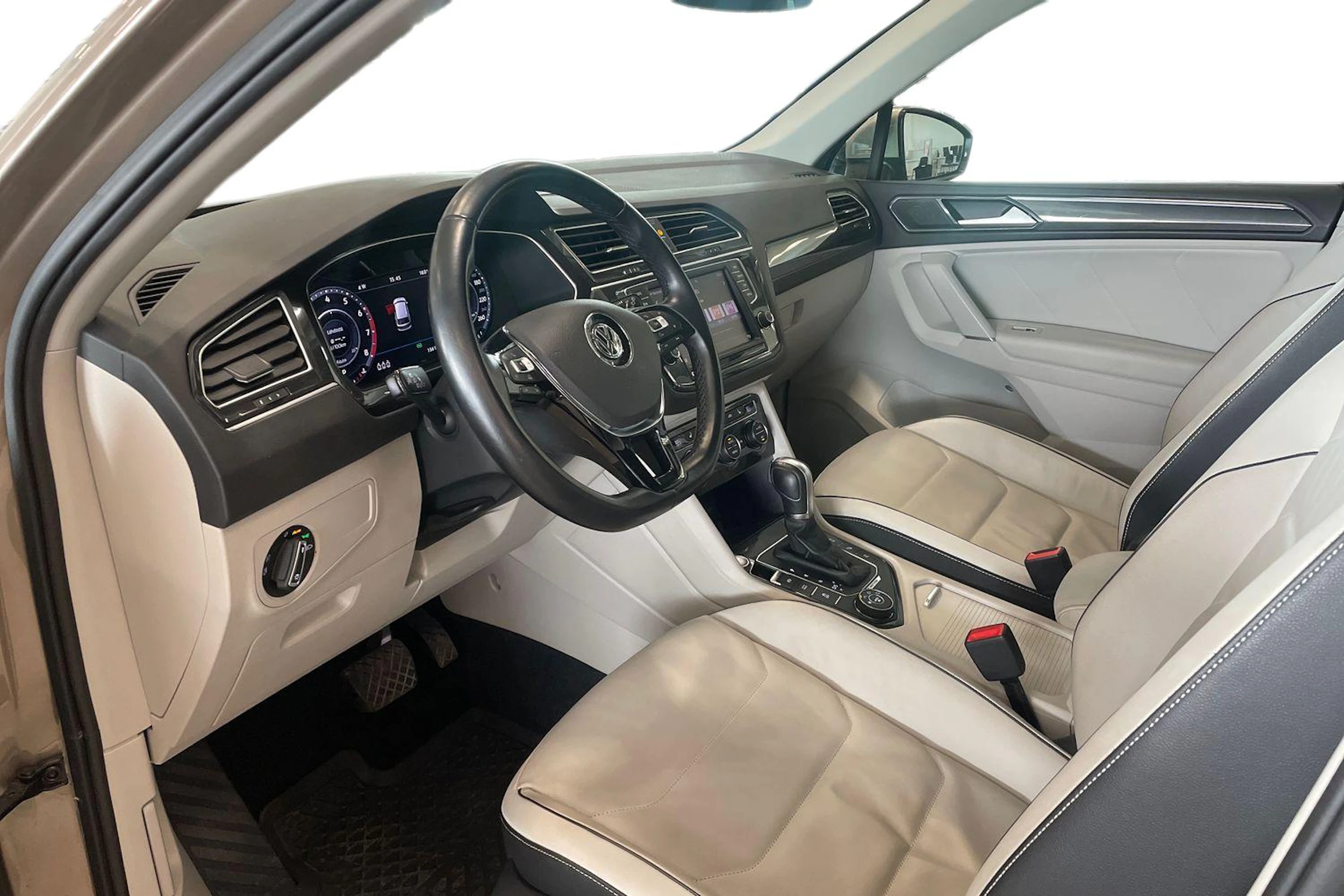 ruskea (beige) Volkswagen Tiguan 2017 kuva 8.