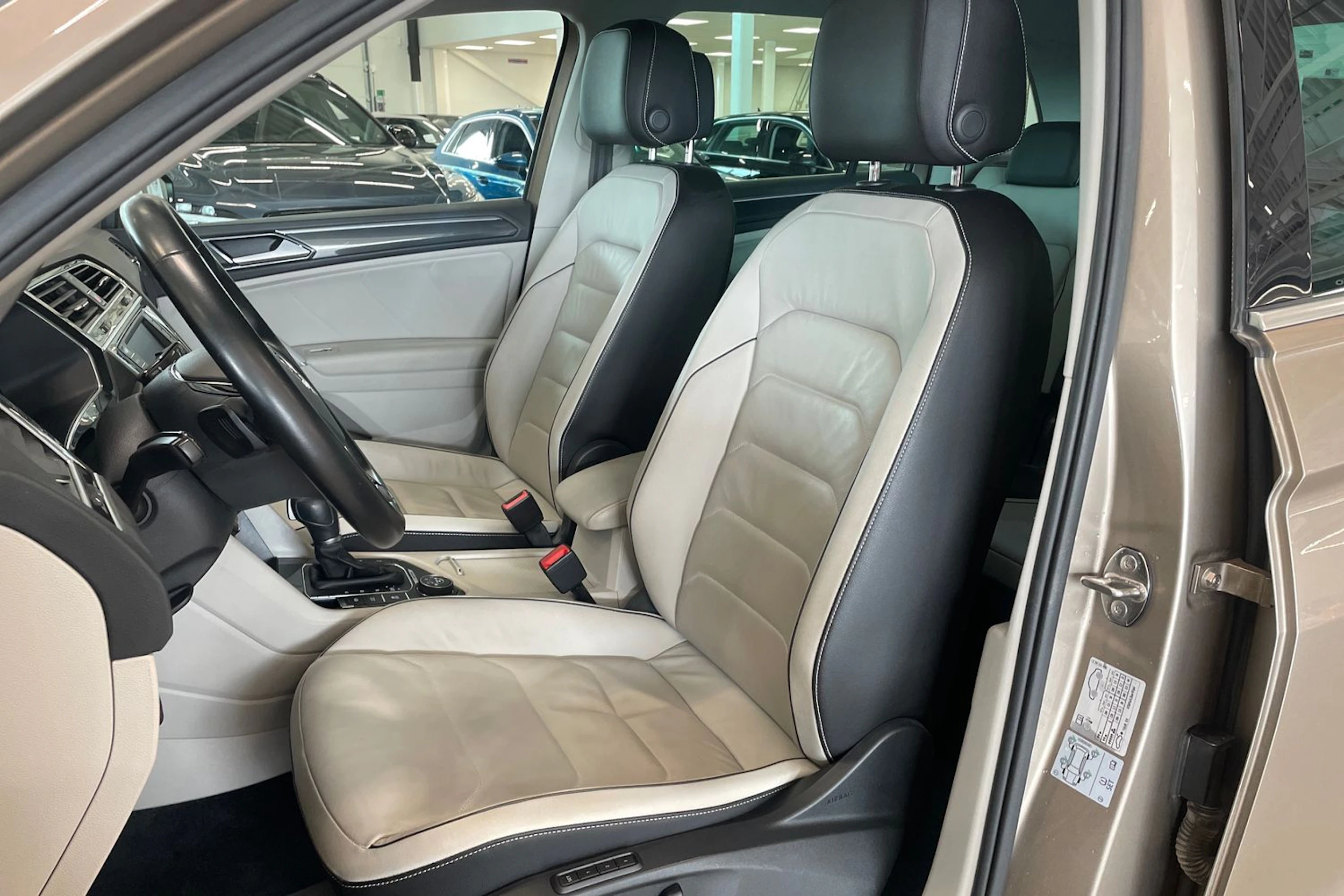 ruskea (beige) Volkswagen Tiguan 2017 kuva 15.