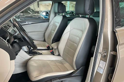 ruskea (beige) Volkswagen Tiguan 2017 kuva 15.