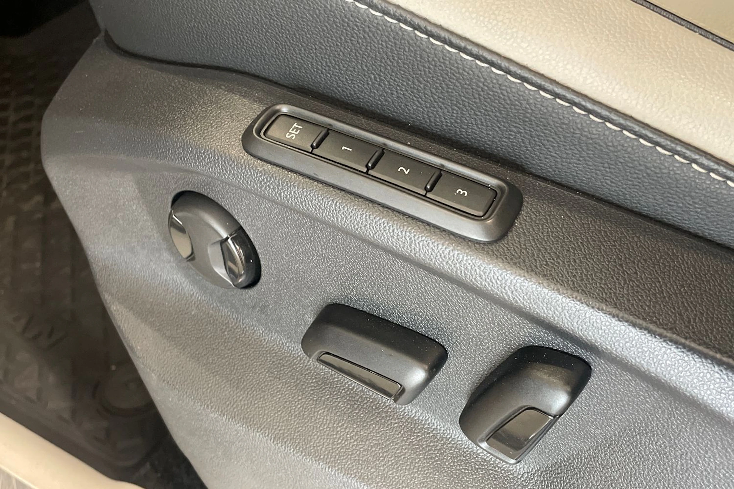 ruskea (beige) Volkswagen Tiguan 2017 kuva 16.