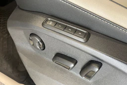 ruskea (beige) Volkswagen Tiguan 2017 kuva 16.