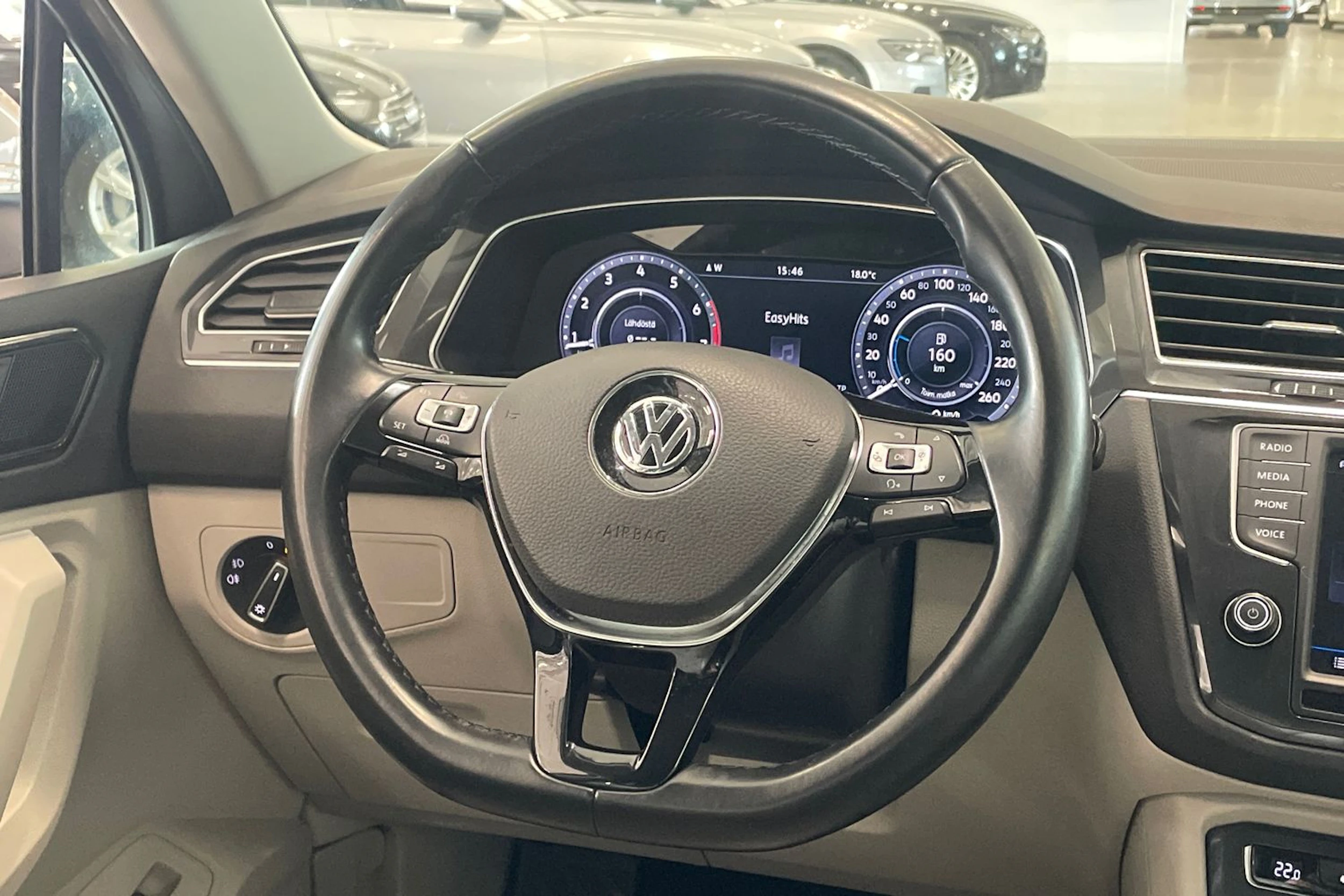 ruskea (beige) Volkswagen Tiguan 2017 kuva 17.