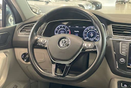 ruskea (beige) Volkswagen Tiguan 2017 kuva 17.