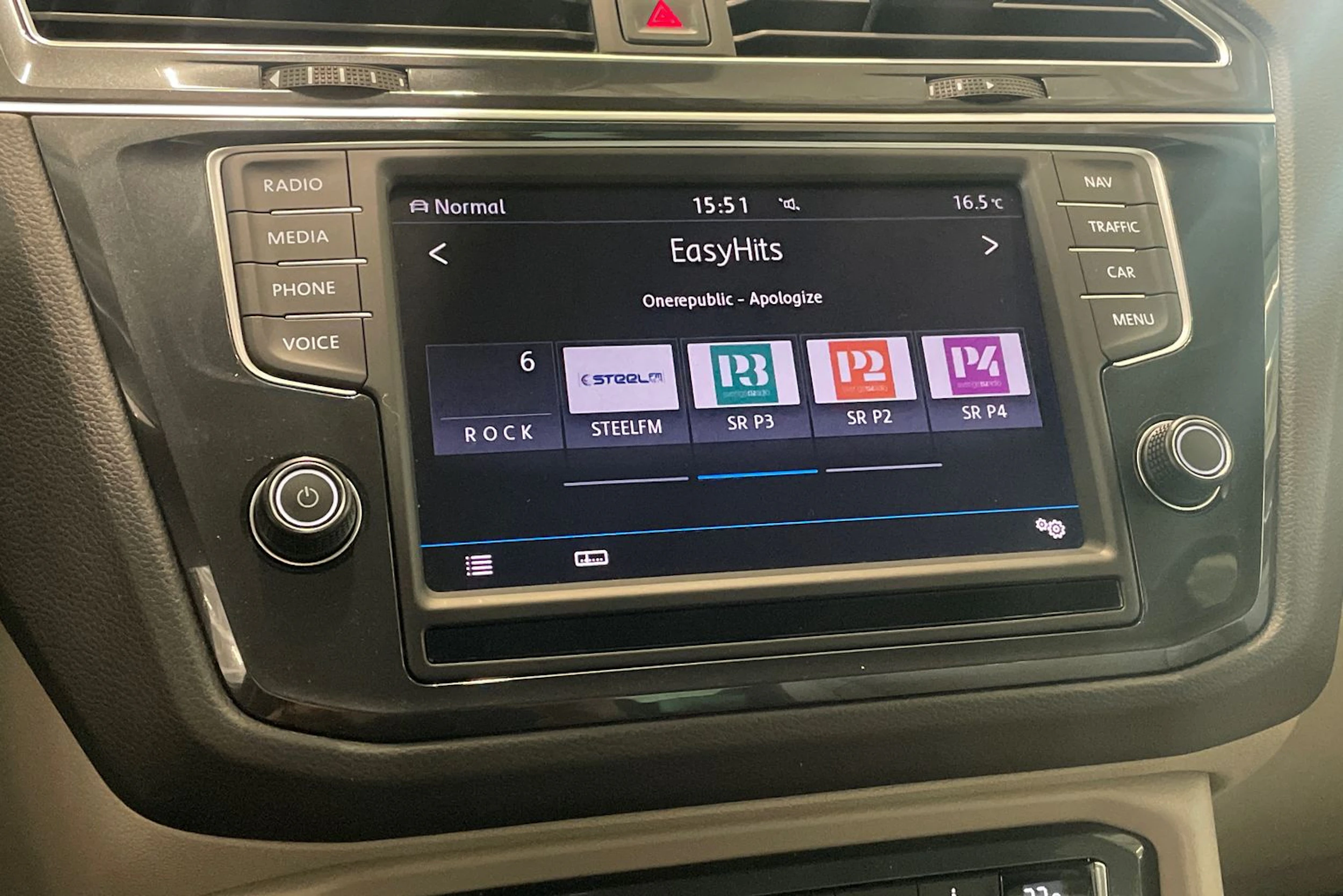 ruskea (beige) Volkswagen Tiguan 2017 kuva 22.