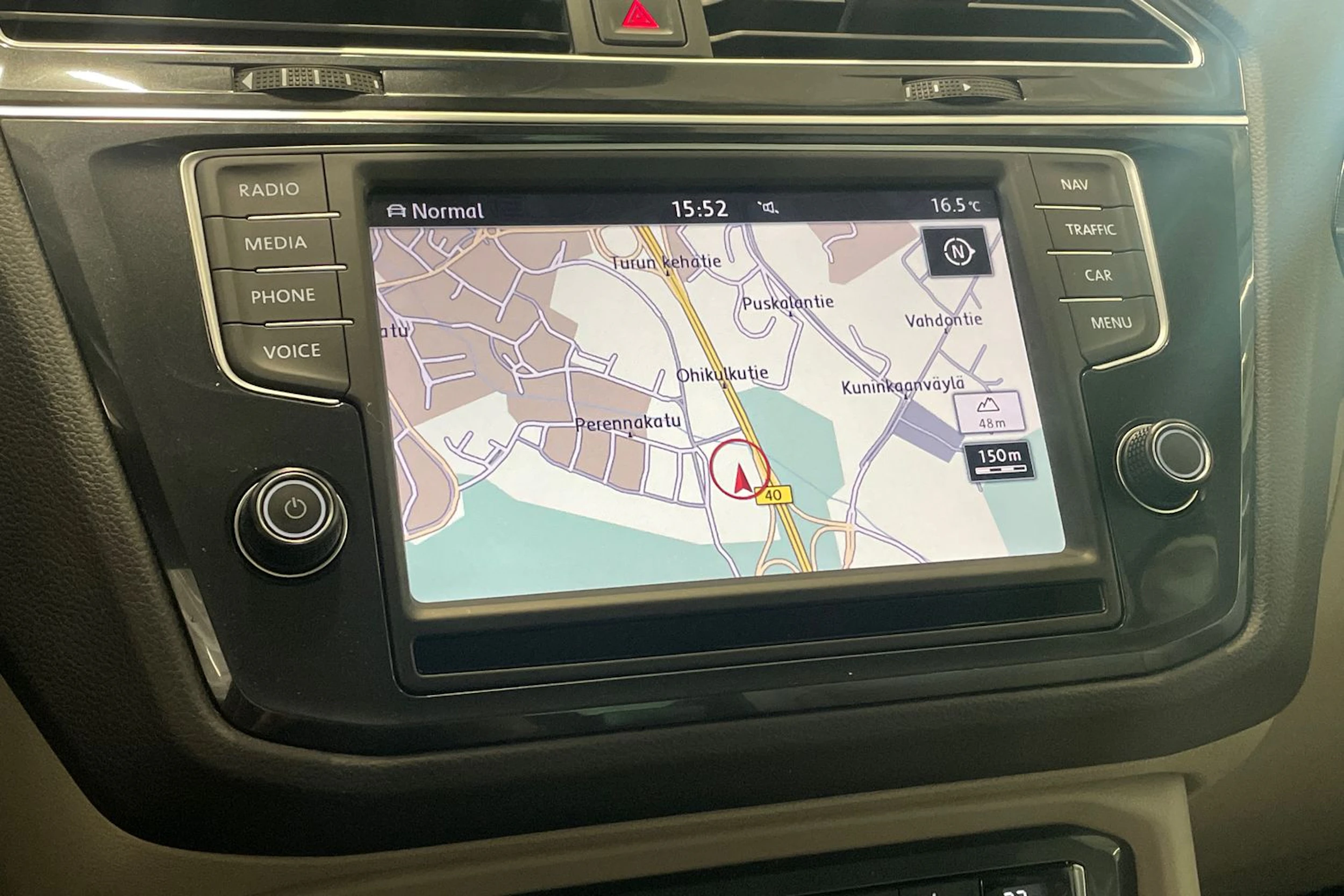 ruskea (beige) Volkswagen Tiguan 2017 kuva 24.