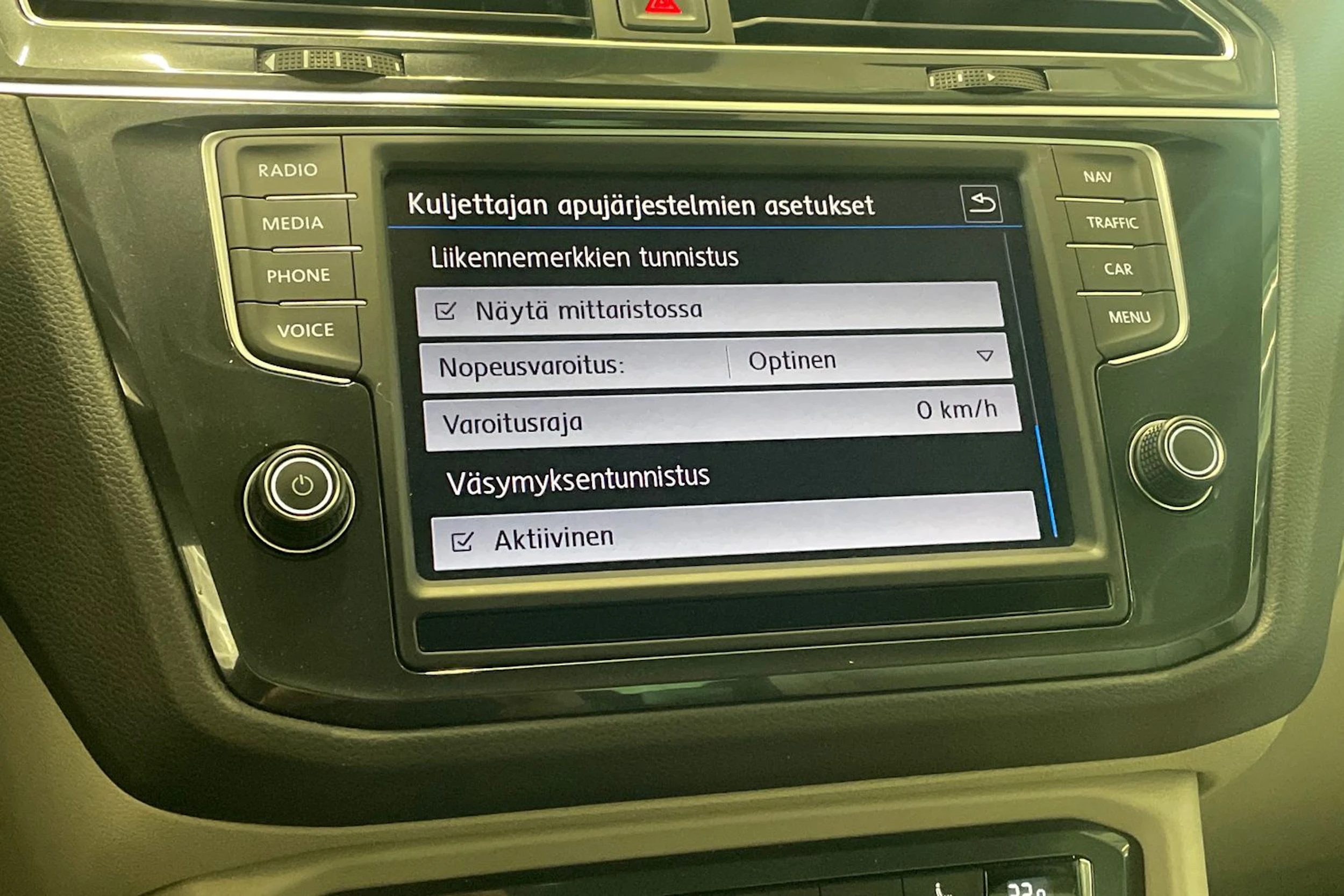 ruskea (beige) Volkswagen Tiguan 2017 kuva 27.
