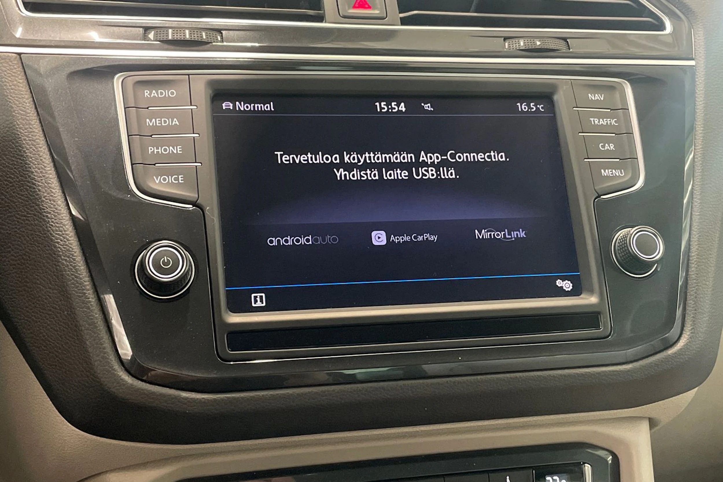 ruskea (beige) Volkswagen Tiguan 2017 kuva 28.