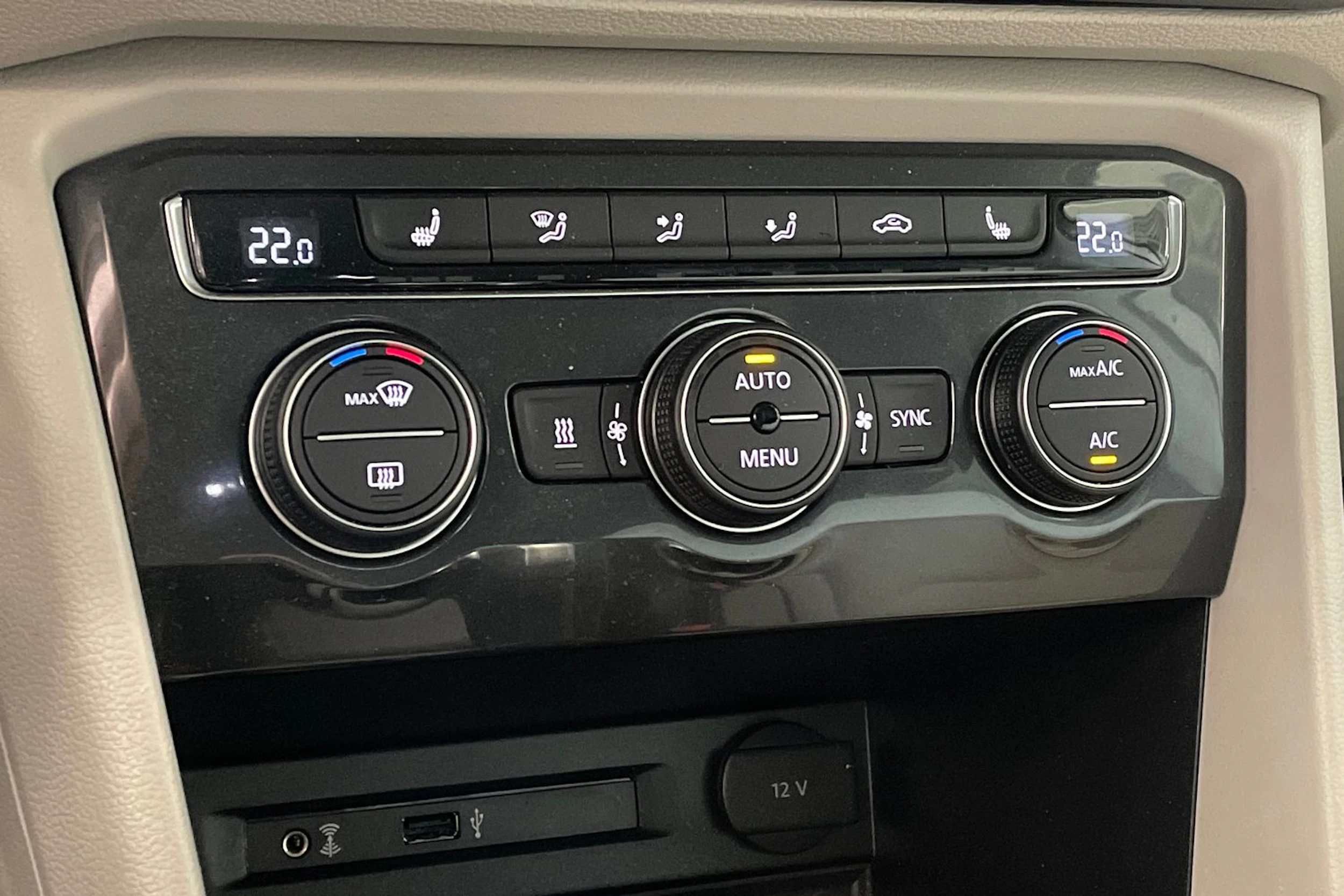 ruskea (beige) Volkswagen Tiguan 2017 kuva 30.