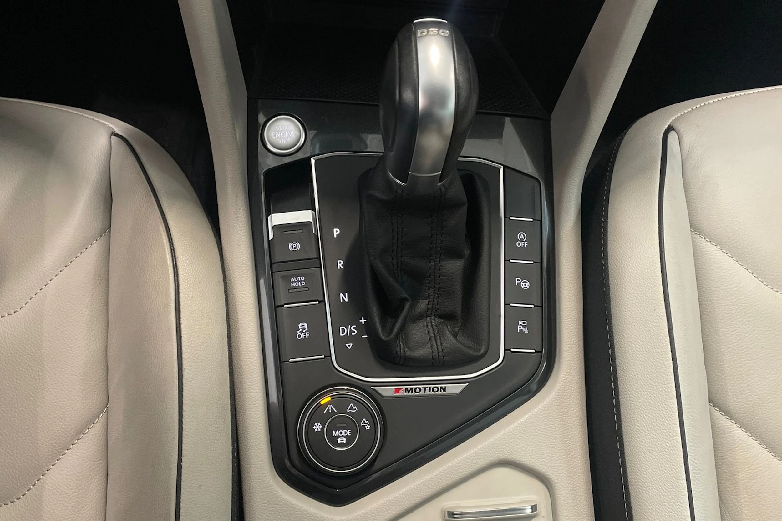 ruskea (beige) Volkswagen Tiguan 2017 kuva 31.