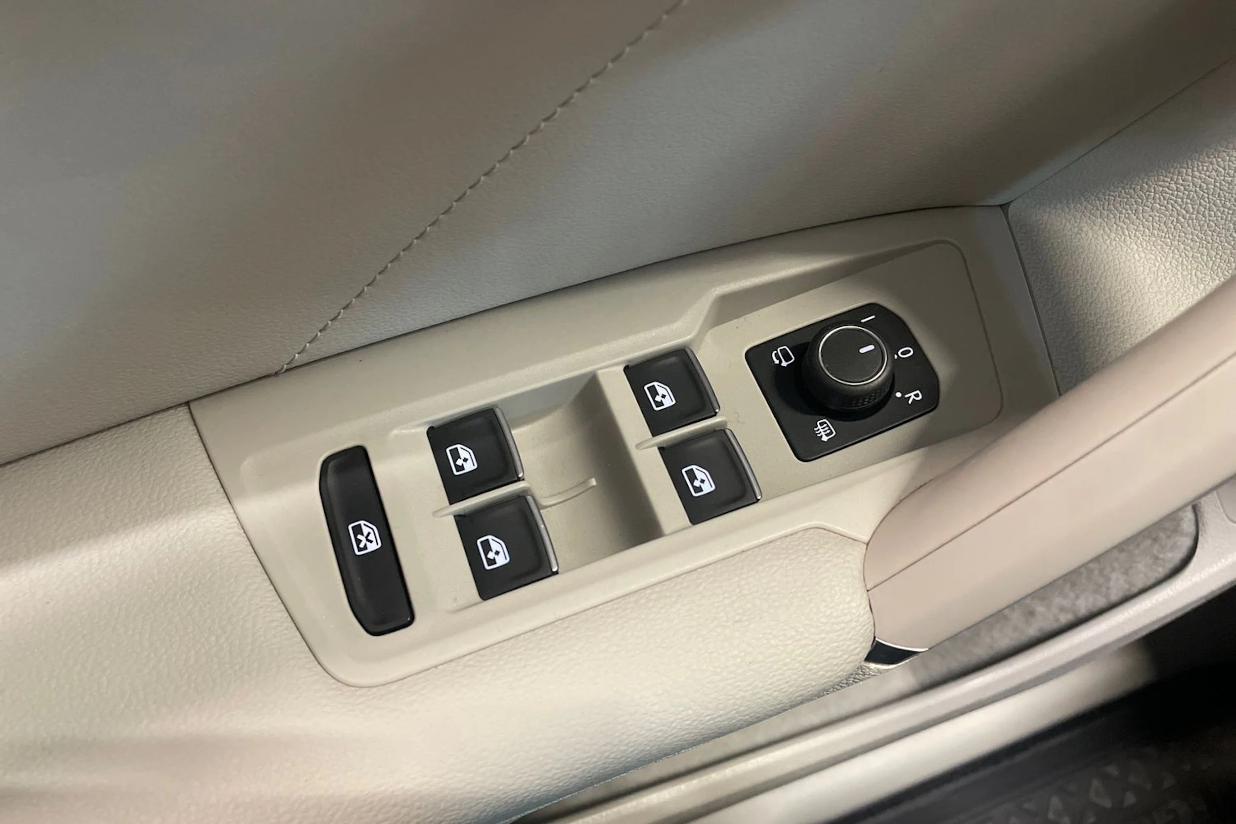 ruskea (beige) Volkswagen Tiguan 2017 kuva 32.