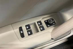ruskea (beige) Volkswagen Tiguan 2017 kuva 32.