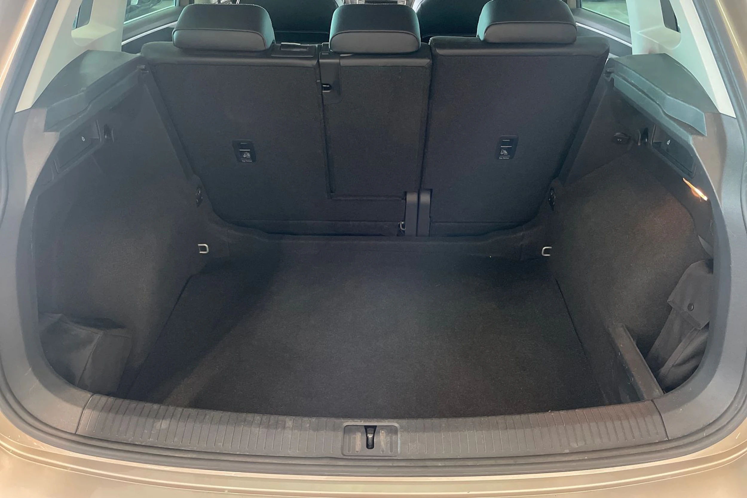 ruskea (beige) Volkswagen Tiguan 2017 kuva 33.